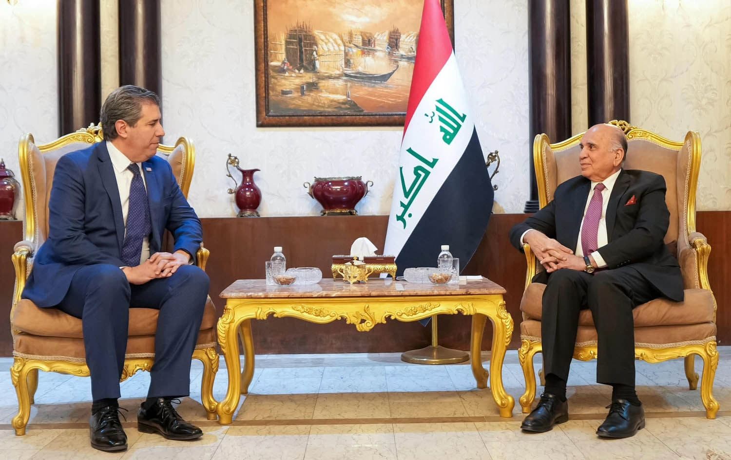 فوئاد حوسێن، جێگری سەرۆکوەزیران و وەزیری دەرەوەی عێراق و مایکڵ ریگاس، جێگری وەزیری دەرەوەی ئەمریکا