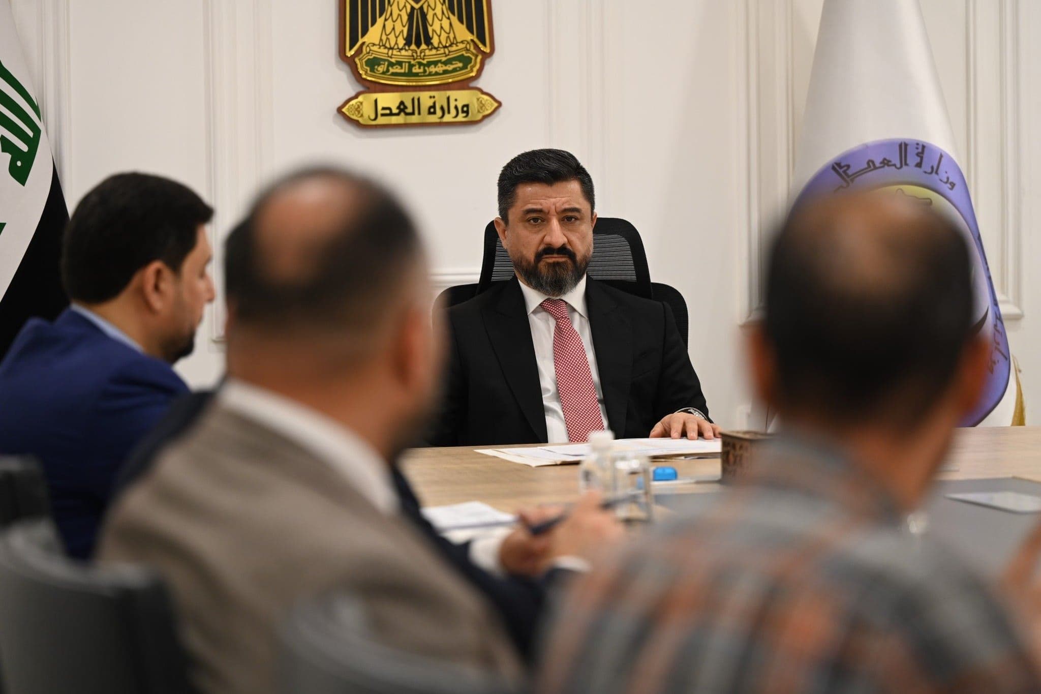 وەزیری داد سەرپەرشتیی کۆبوونەوەیەک دەکات