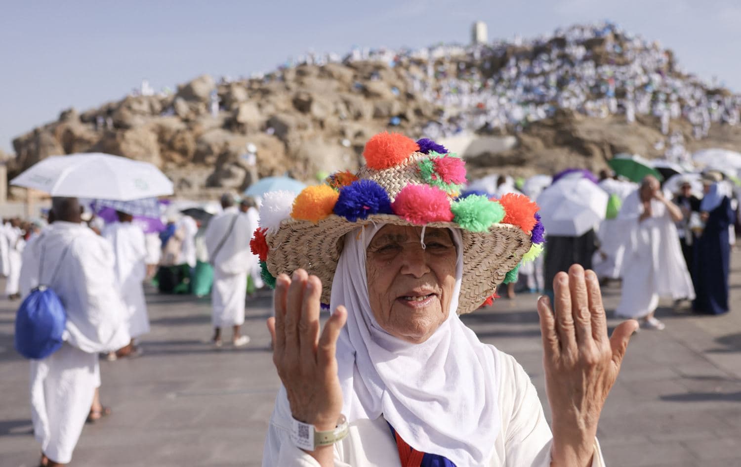 حاجیان لە کێوی عەرەفە نزا دەکەن. وێنە: AFP/ئەرشیڤ