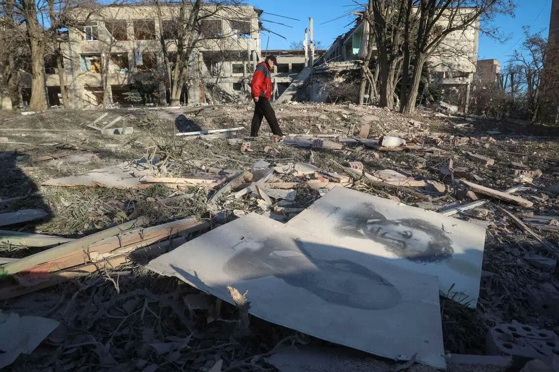 Foto: Ukrayna'nın Donetsk bölgesindeki Sloviansk kasabasında, 25 Kasım'da Rus hava saldırıları sonucu yıkılan bir okul binasının yakınında yürüyen bir kişi/Reuters