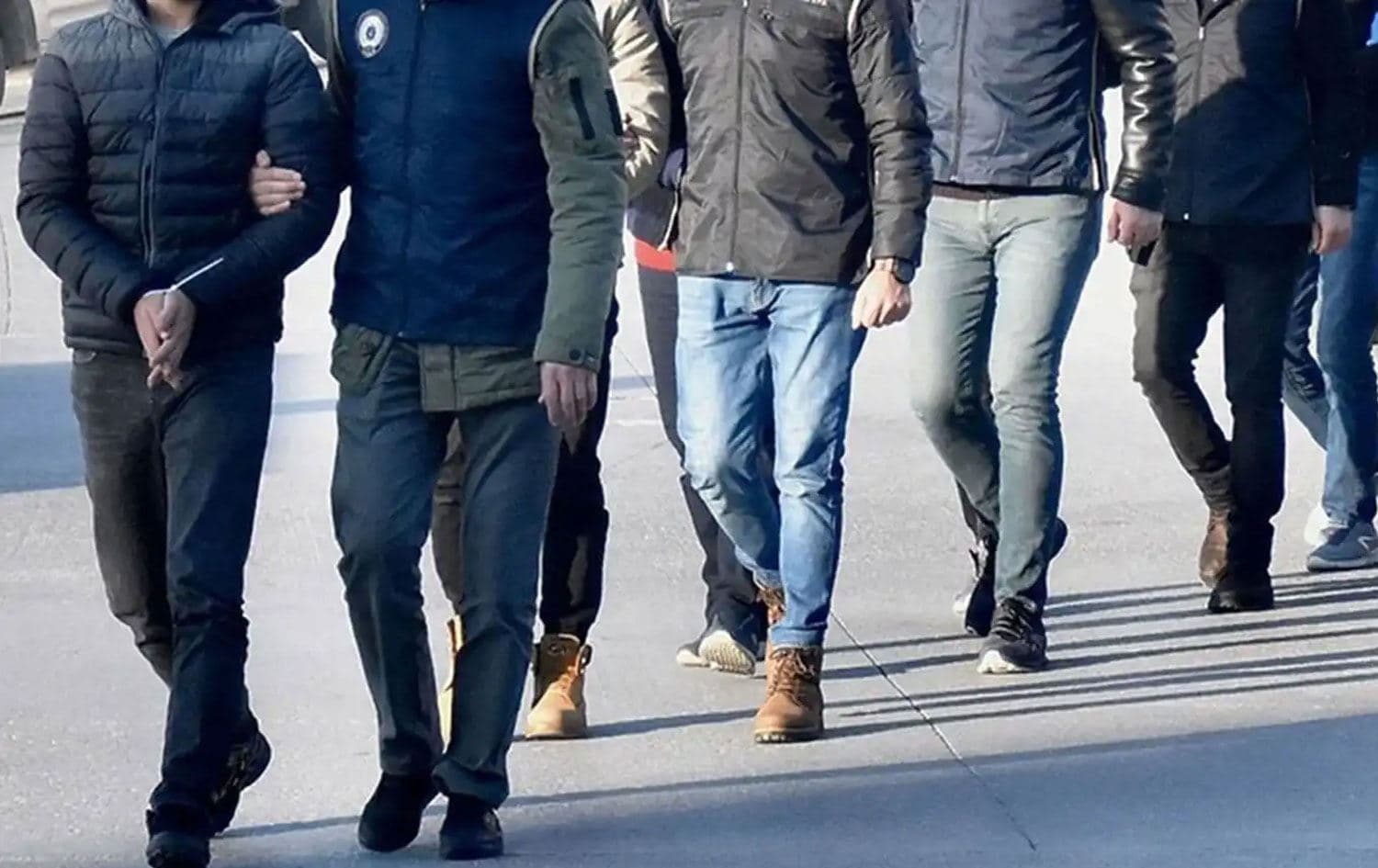 Türkiye’de uyuşturucu ve fuhuş soruşturmasında iş insanları, modeller ve sosyal medya fenomenlerinin de aralarında bulunduğu çok sayıda isim tutuklandı