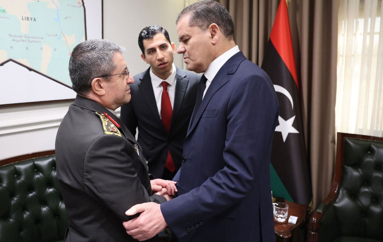 Libya Başbakanı Abdulhamid Dibeybe (ortada), Ankara'da düşen uçakta hayatlarını kaybeden Libya askeri heyeti için taziye ziyaretinde bulunmak üzere Trablus'a giden Türkiye Genelkurmay Başkanı Orgeneral Selçuk Bayraktaroğlu'nu (solda) kabul etti.  / Foto: AA