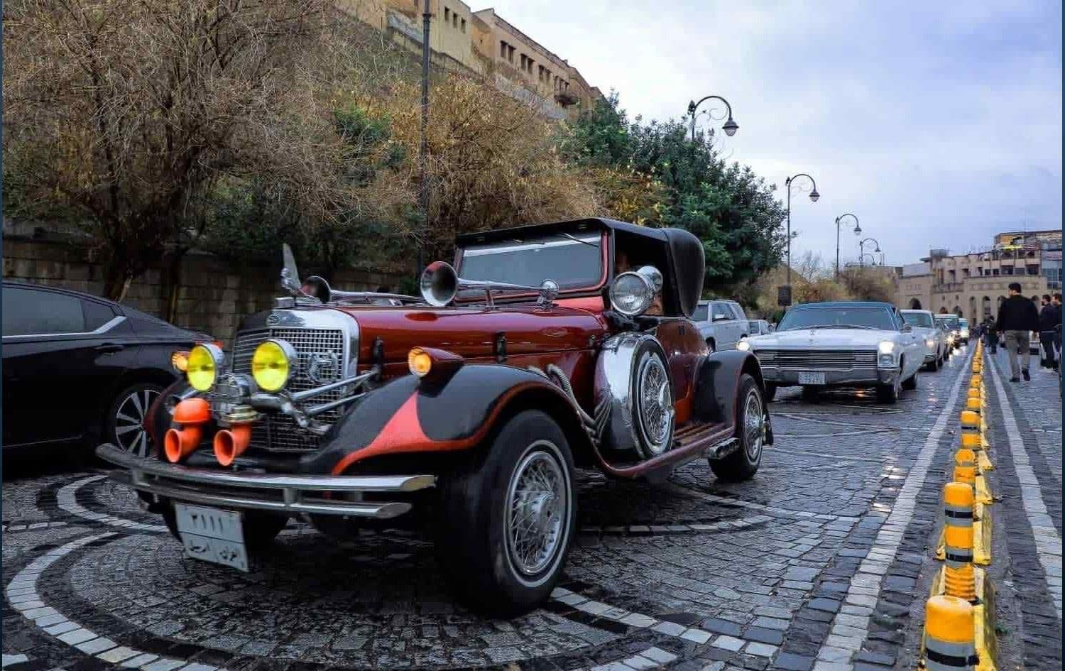 ئۆتۆمبێلێکی کلاسیک لە بەردەم قەڵای هەولێر