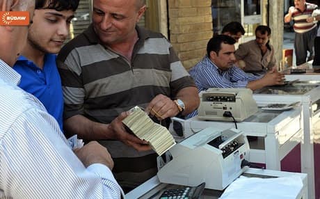There seems to be no banking officials or government bodies watching over the cash exchange, where hundreds and thousands of dollars and other foreign currencies are transferred or exchanged every minute. Photo: Rudaw