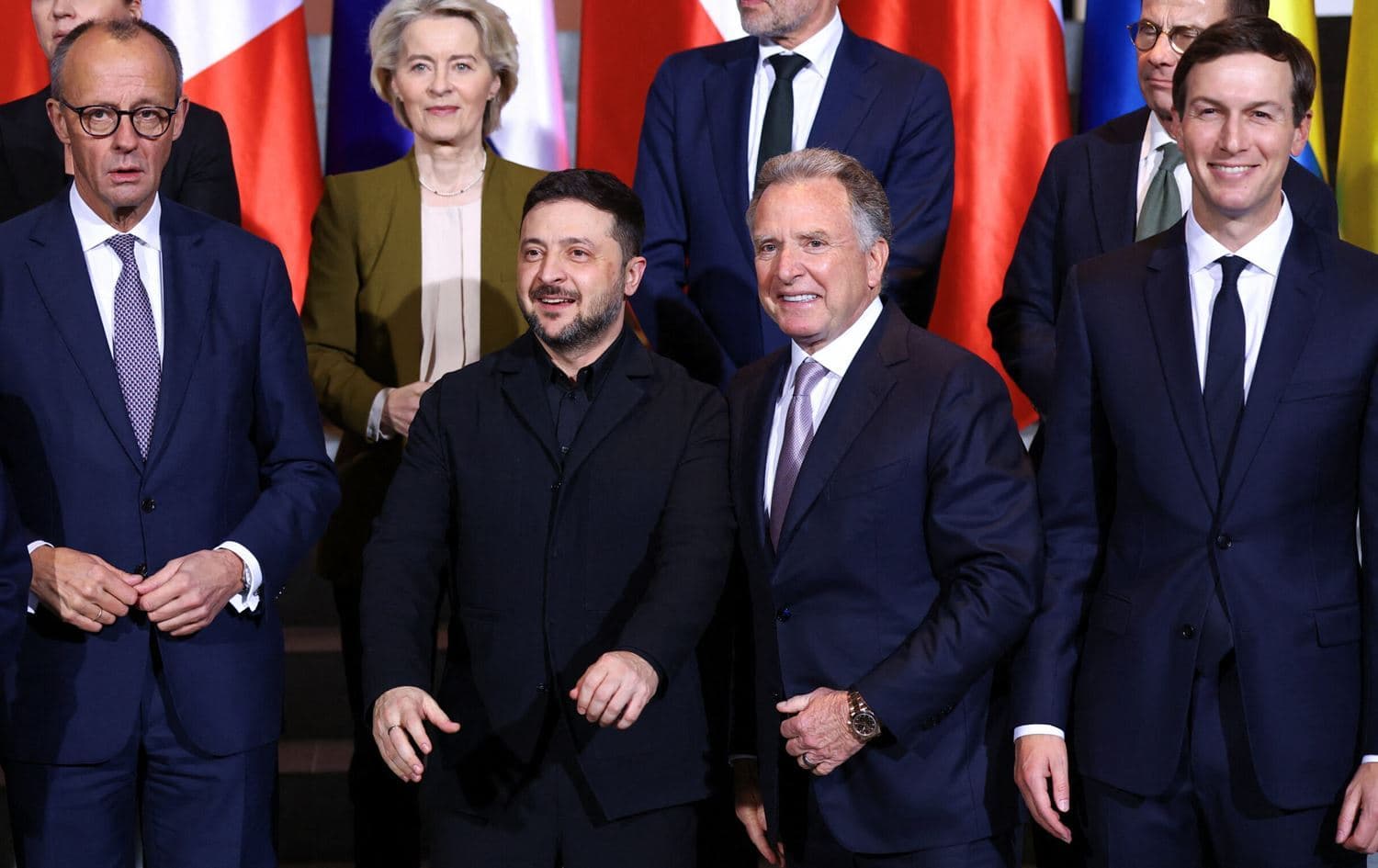 Foto: Paris, Fransa (Soldan sağa) Almanya Şansölyesi Friedrich Merz, Ukrayna Devlet Başkanı Volodimir Zelenskiy, Avrupa Komisyonu Başkanı Ursula von der Leyen, Trump'ın Özel Temsilcisi Steve Witkoff ve Trump'ın damadı Jared Kushner, Ukrayna'ya güvenlik garantilerinin görüşüldüğü zirveden bir kare