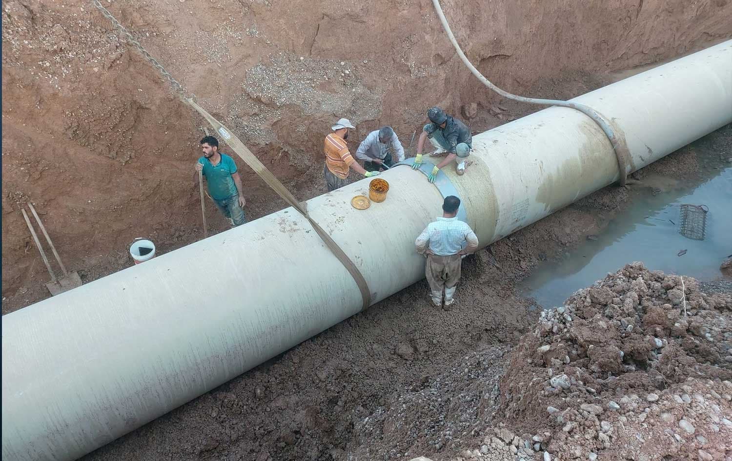 کاتی چاککردنەوەی بۆرییەکە لە ساڵانی رابردوو لەکاتی شکانیدا. وێنە: ئەرشیڤ/بەڕێوەبەرایەتیی ئاوی هەولێر