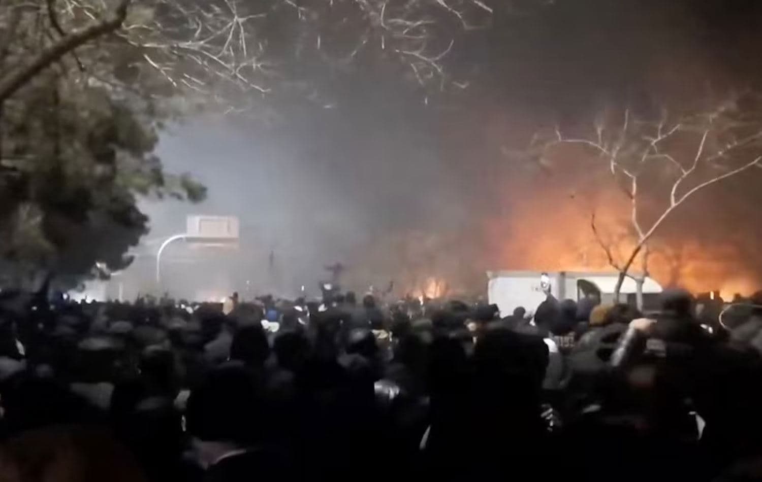 Meşhed'deki gösterilerden bir kare. / Video alıntısı. / Kaynak: Reuters