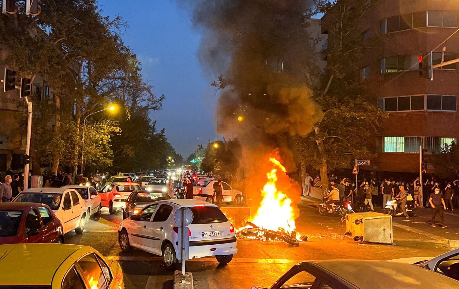 دیمەنێکی خۆپێشاندانەکانی ئێران. وێنەکە بۆ روونکردنەوەی زیاتری هەواڵەکەیە
