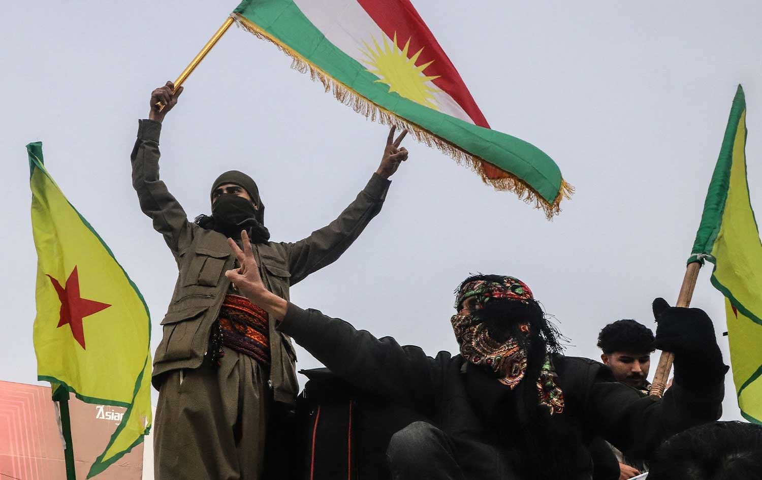 چەند گەنجێک لە سلێمانی ئاڵای کوردستانیان بەدەستەوە گرتووە