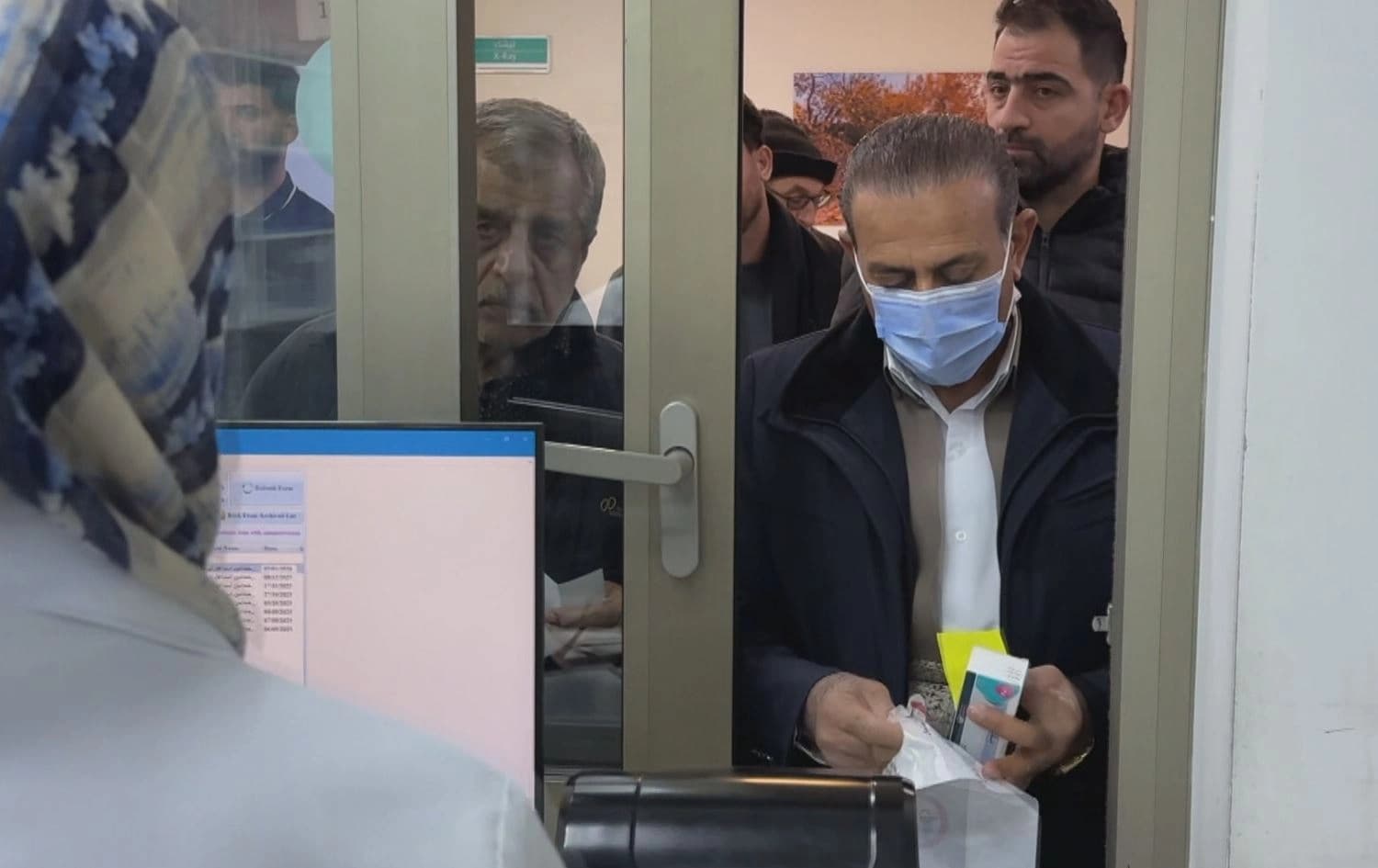 تووشبووانی شێرپەنجە لە نەخۆشخانەیەکی حکومی دەرمان وەردەگرن.. وێنە: رووداو