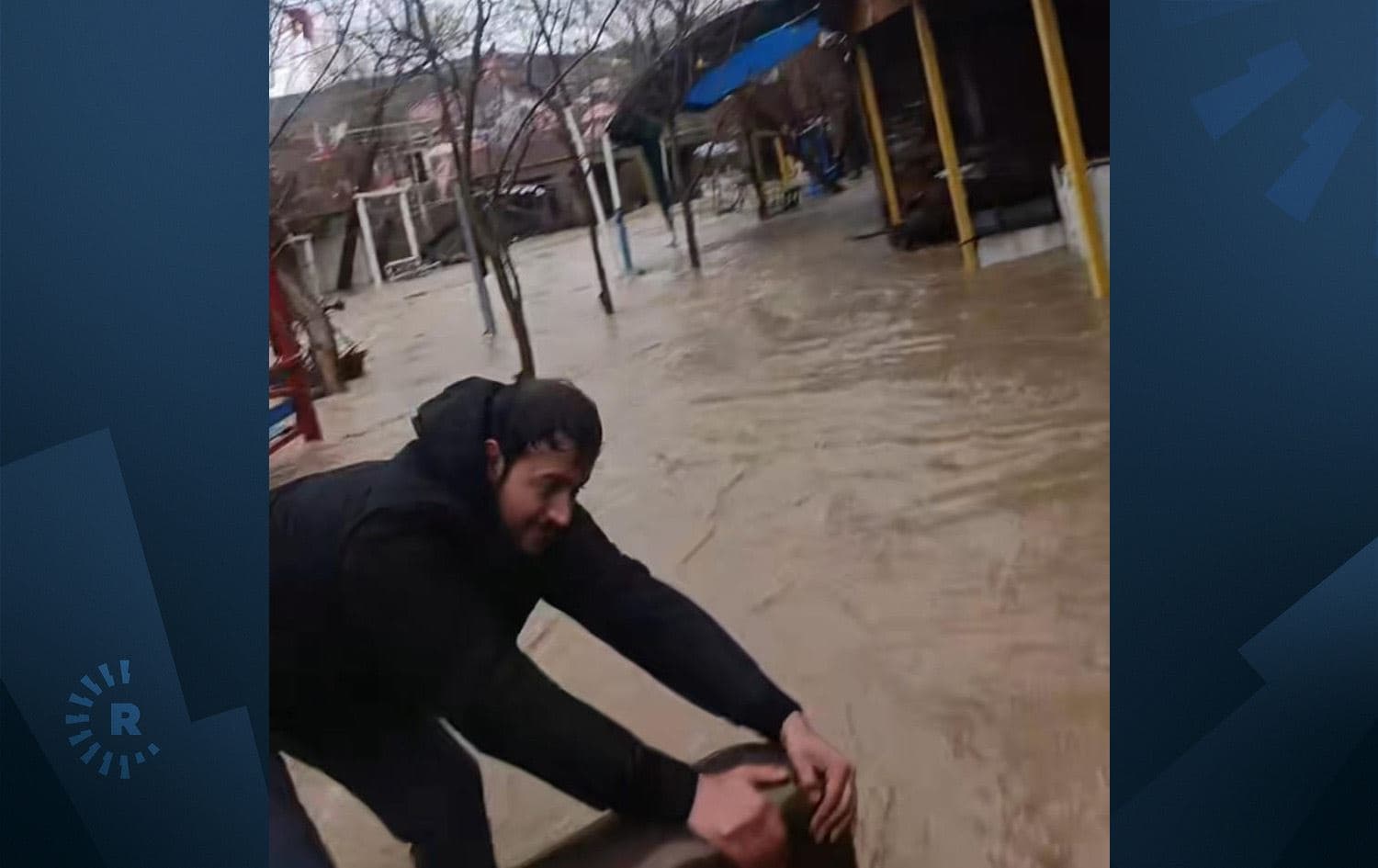 دیمەنێکی کاتی دروستبوونی لافاو لەنێو کەپرە گەشتیارییەکانی خەلیفان