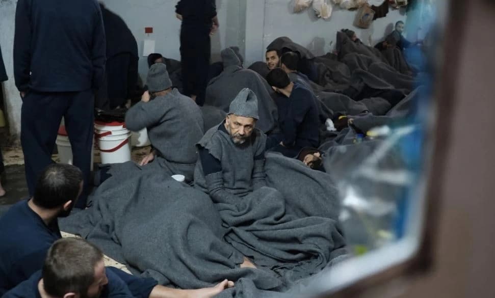 ژمارەیەک بەندکراوی داعش لە زیندانێک لە حەسەکە. وێنە: Reuters