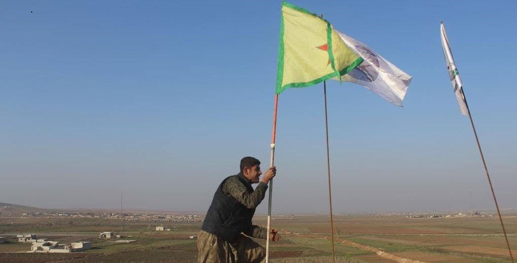 Kaniye Kurdan... YPG bayrak dikti
