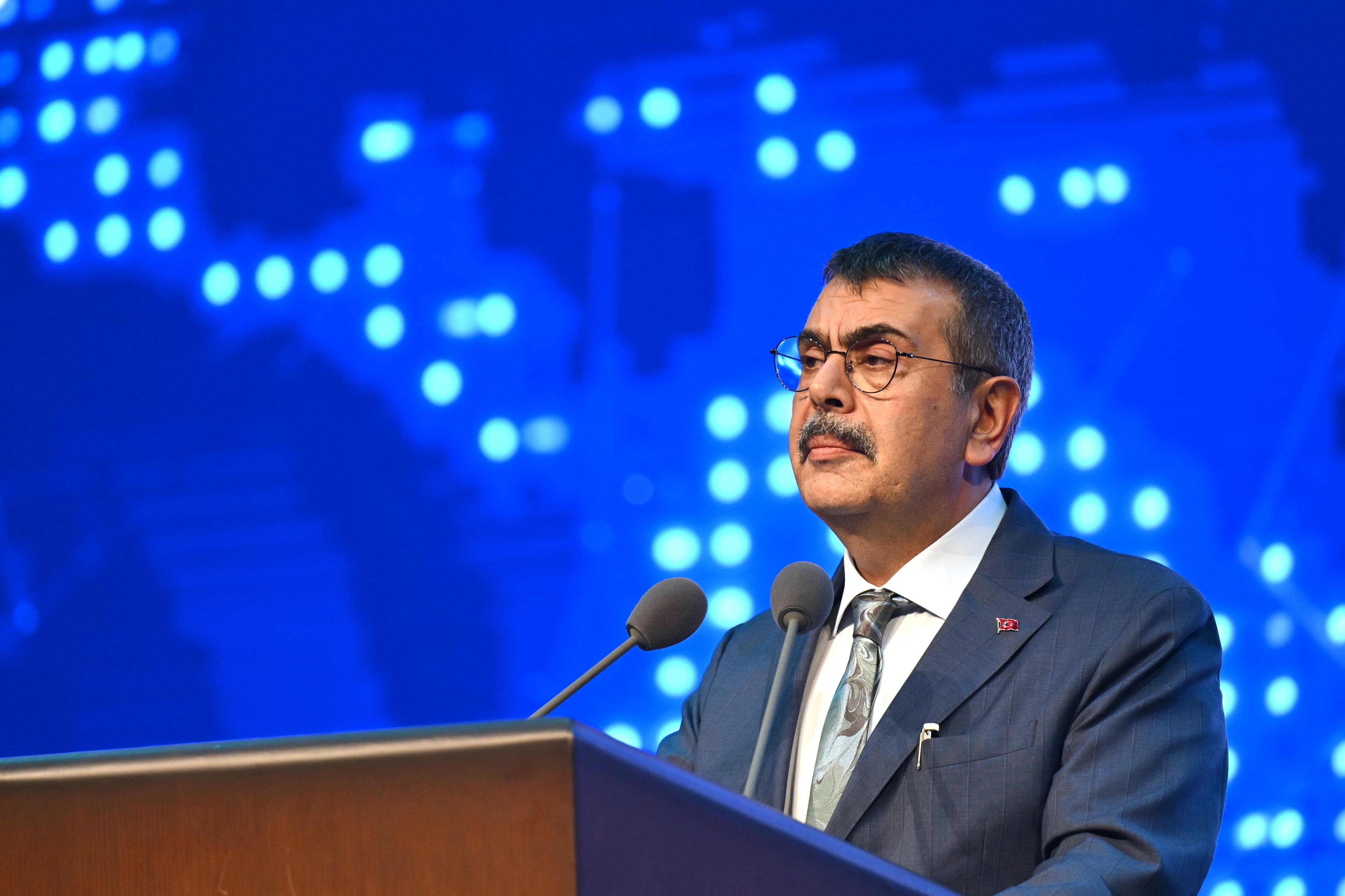 Bakan Tekin: Ara tatil devam edecek, zorunlu eğitim tartışmaya açılacak