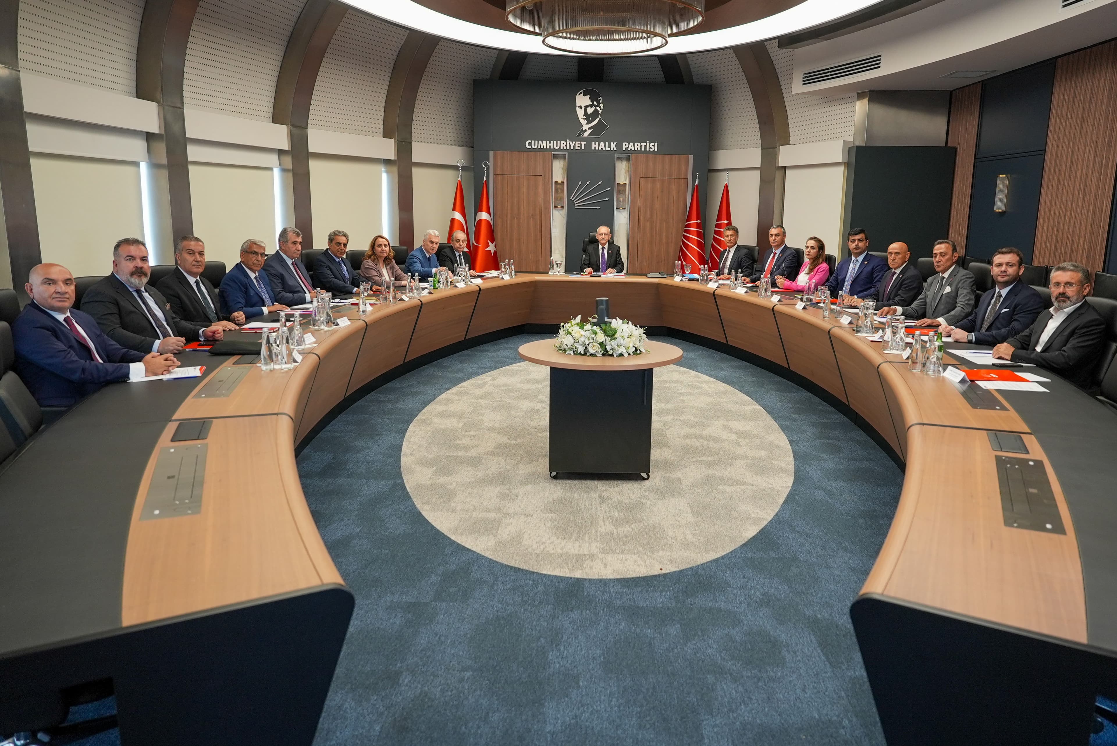 CHP’de yeni kriz: Özgür Özel’e yakın 28 PM üyesi istifa etti