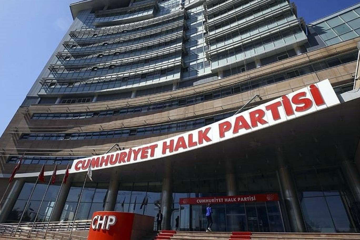 Krîza nav CHPyê: 28 endamên Meclîsa Partiyê yên alîgirên Ozgur Ozel îstîfa kir