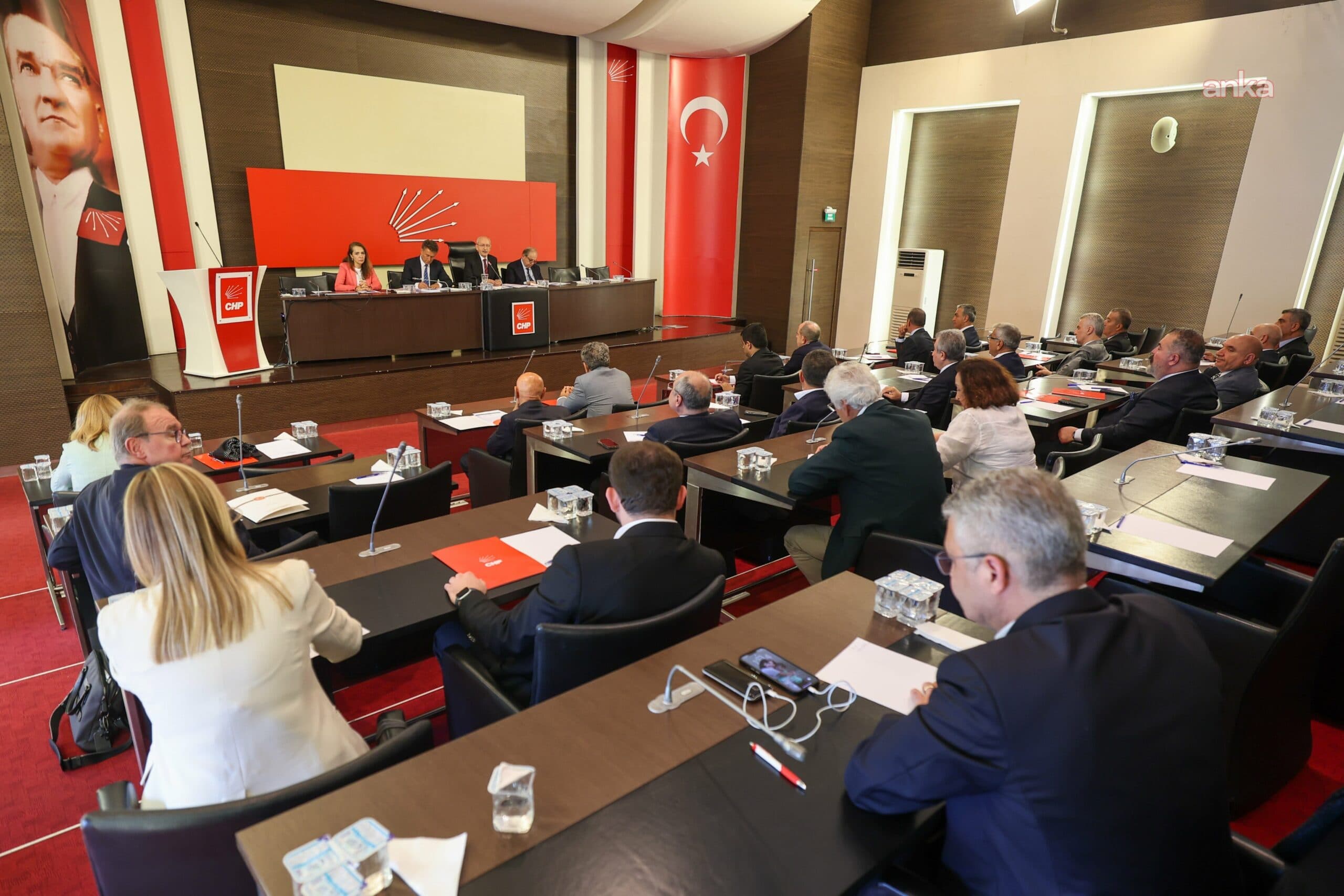 Özel’in ekibi istifa etmişti: CHP Parti Meclisi 27 üyeyle toplandı