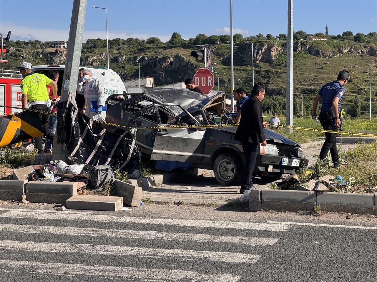 İki otomobil çarpıştı: 3 ölü, 5 yaralı