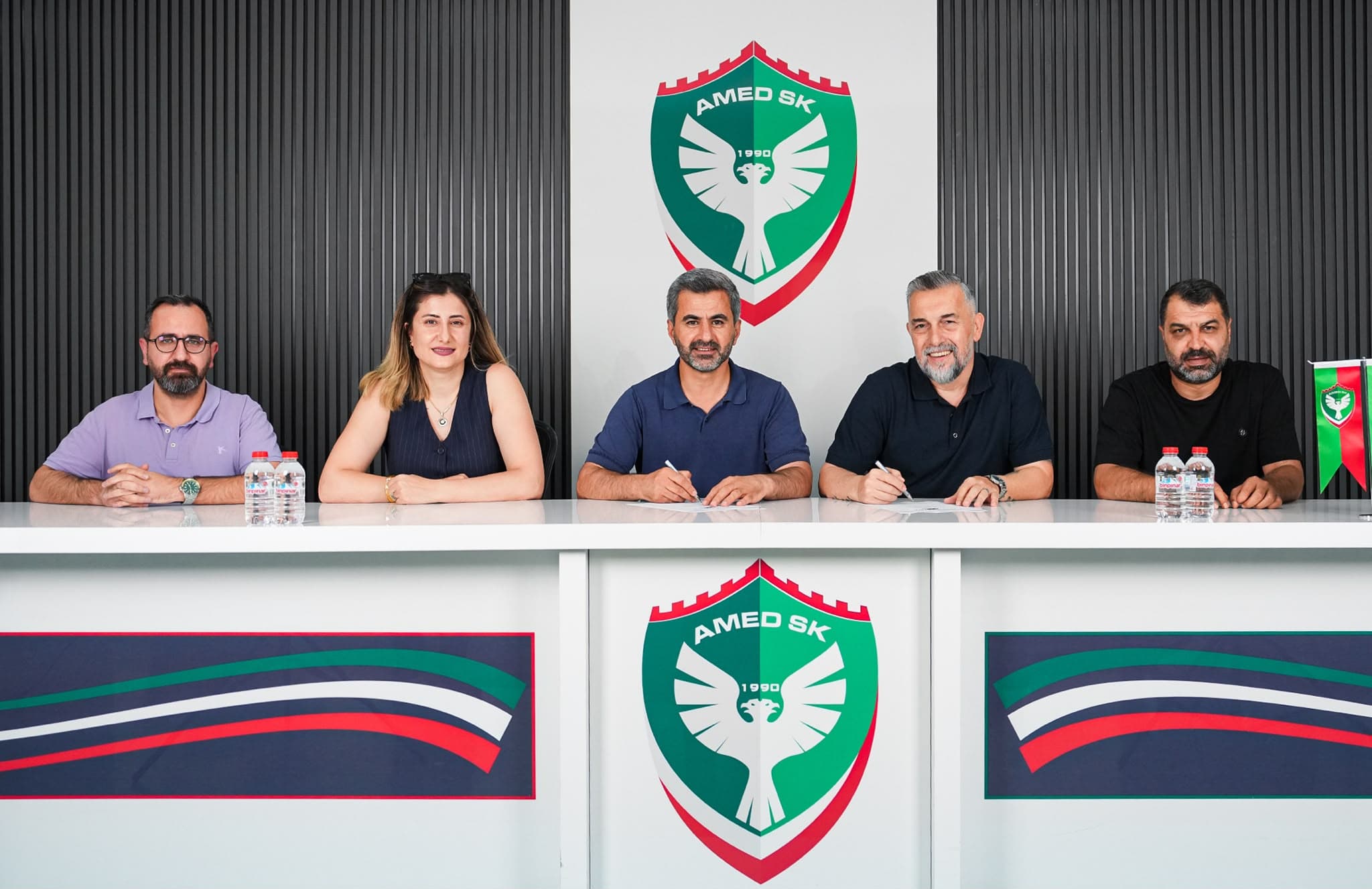 Amedspor'da sportif direktörlük görevine Serkan Reçber'in (sağ 2) getirildiği duyurulmuştu