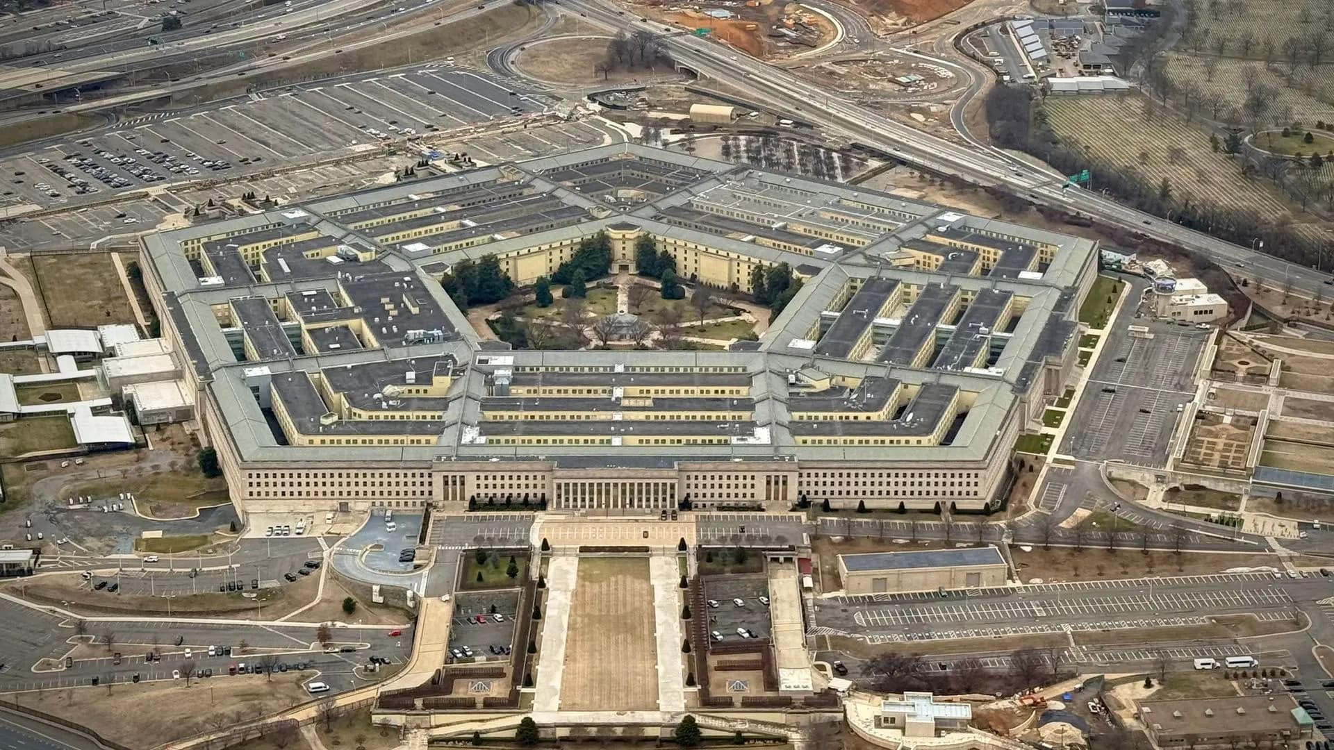 Pentagon’da ‘tehlikeli madde’ sızıntısı: Bazı katlar boşaltıldı