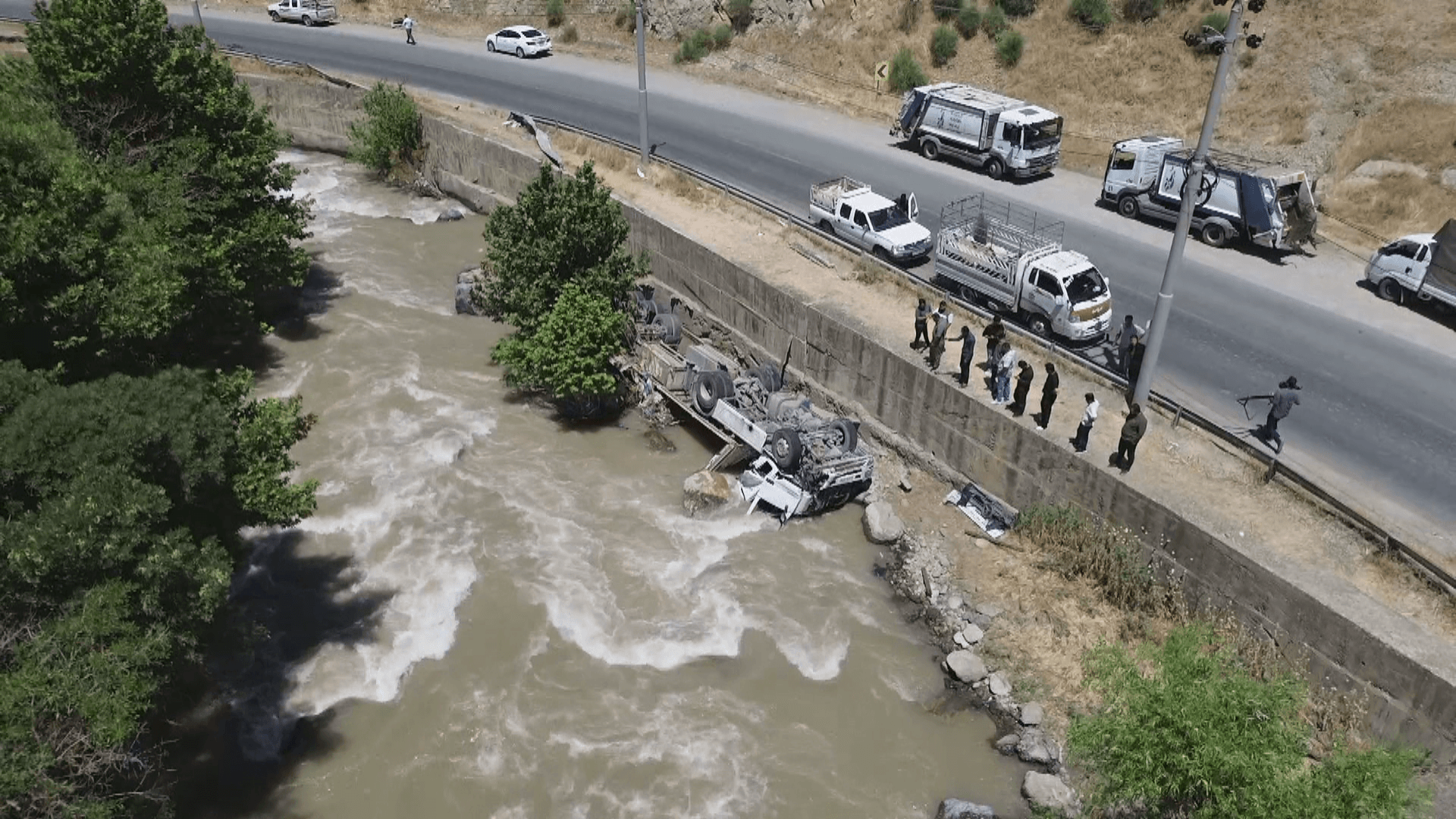 بارهەڵگرێک کەوتە نێو رووباری باڵەکایەتی و شوفێرەکەی گیانی لەدەستدا