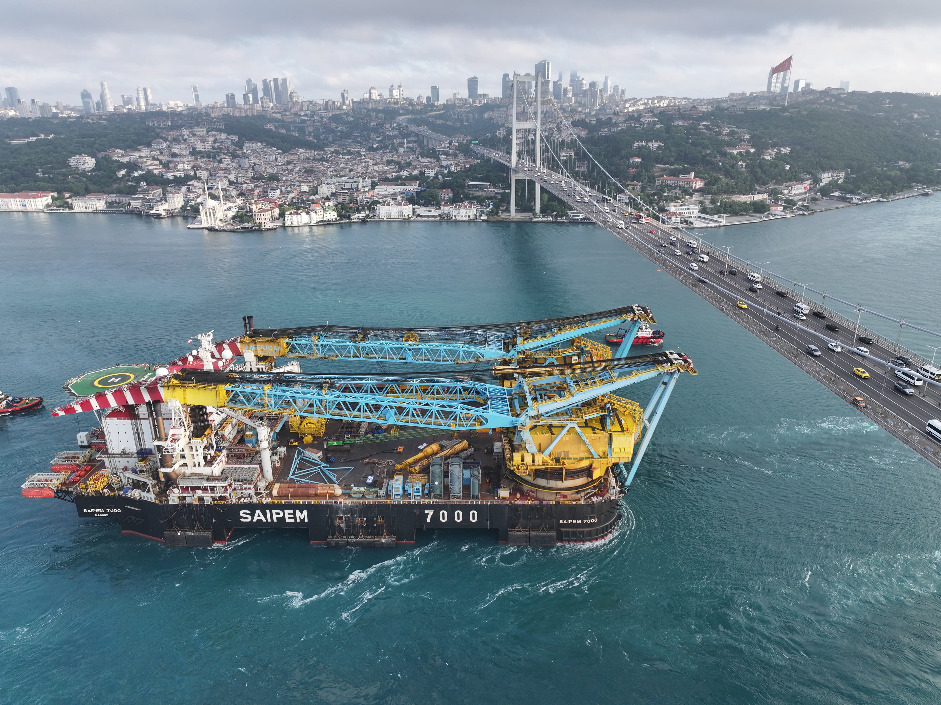 Devasa vinç gemisi Saipem 7000 İstanbul Boğazı'ndan geçiyor