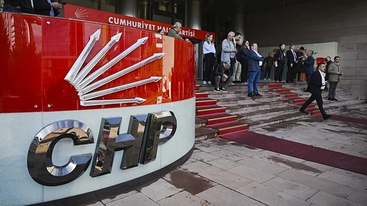 CHP'de olağanüstü kurultay için 833 delegenin imzası genel merkeze teslim edildi