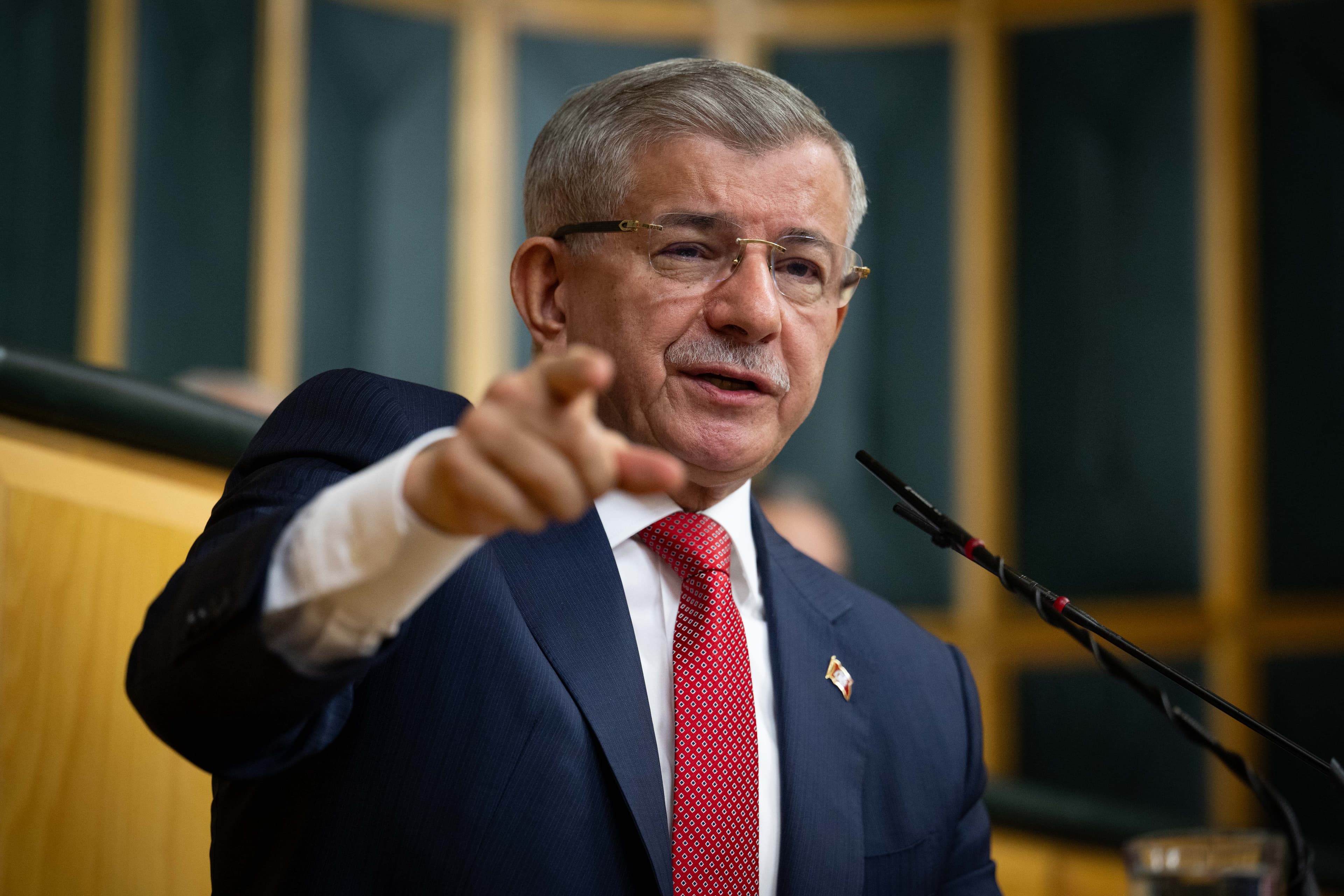 Davutoğlu: CHP parçalandı, belediyeleri yolsuzluğa bulandı