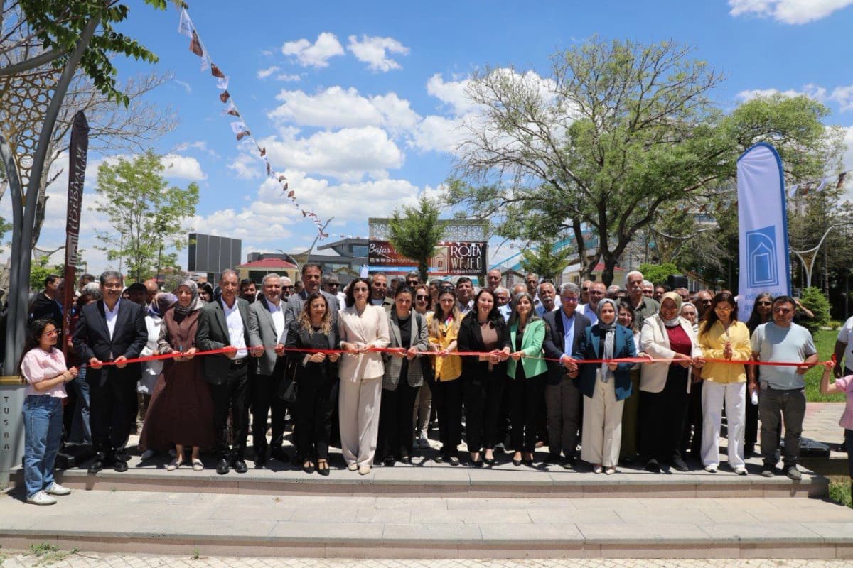 Van’da 'Edebiyat ve Kitap Günleri' başladı: 40 yayınevi 'Şehir Konuşuyor' sloganıyla buluştu