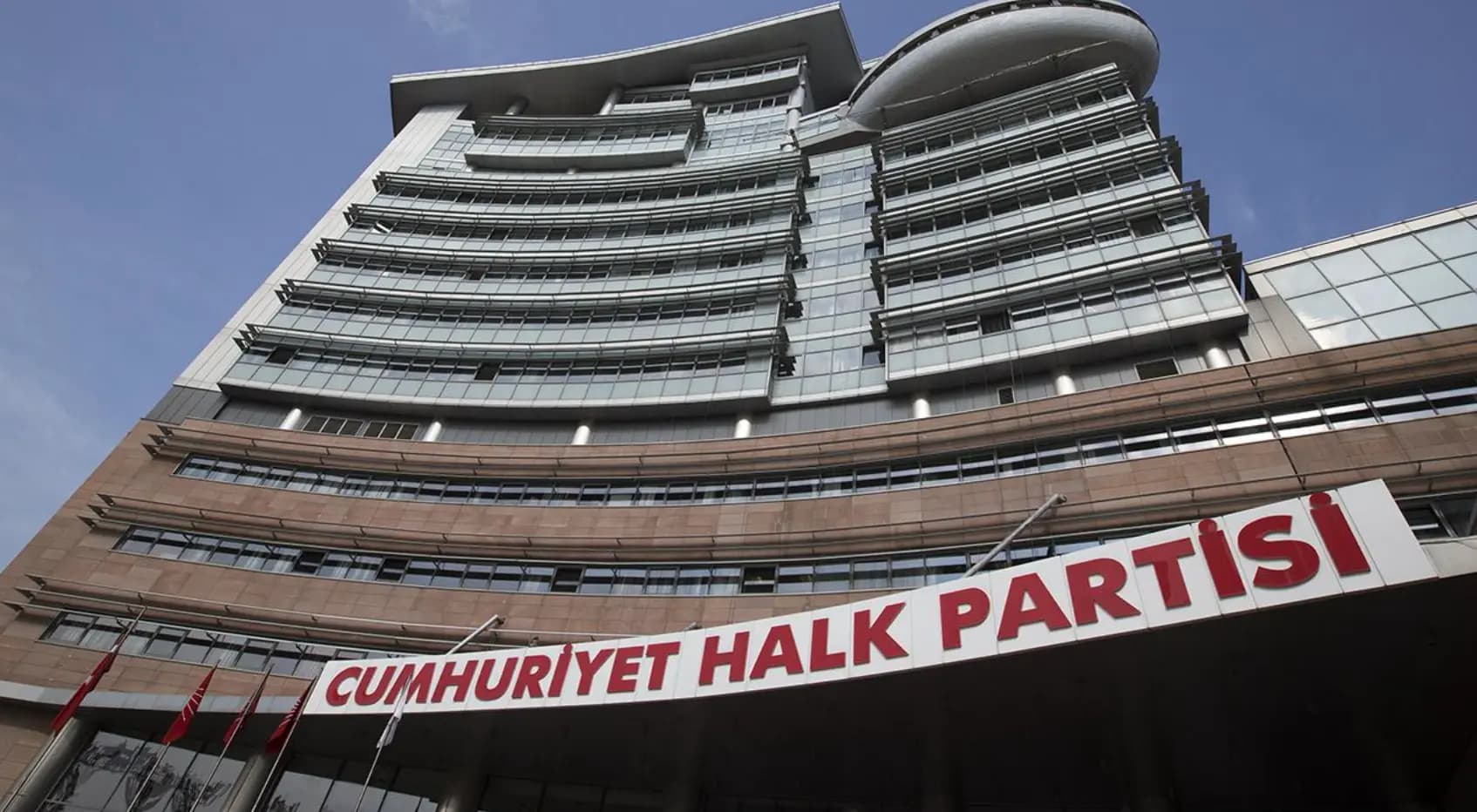 Piştî Cemîl Tugay krîza îstifayan a di nav CHPyê de kûrtir bû