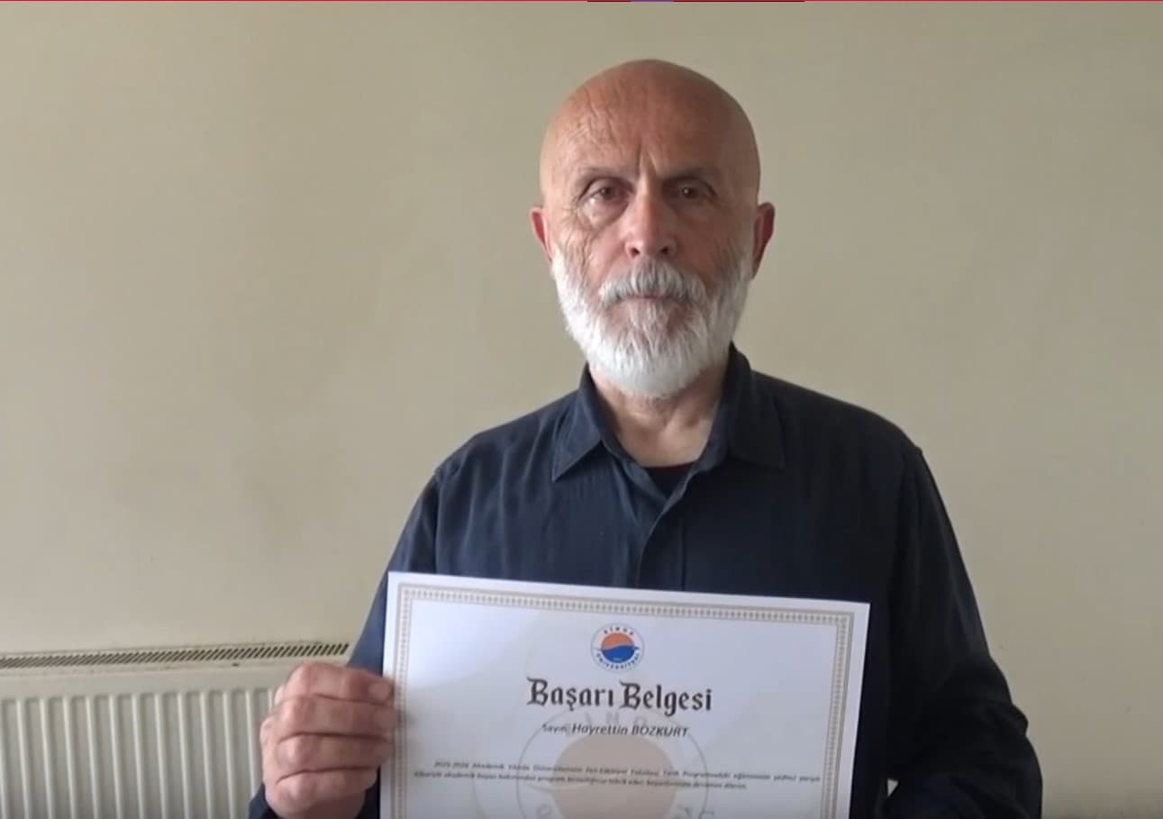67 yaşında üniversiteyi bölüm birincisi olarak bitirdi