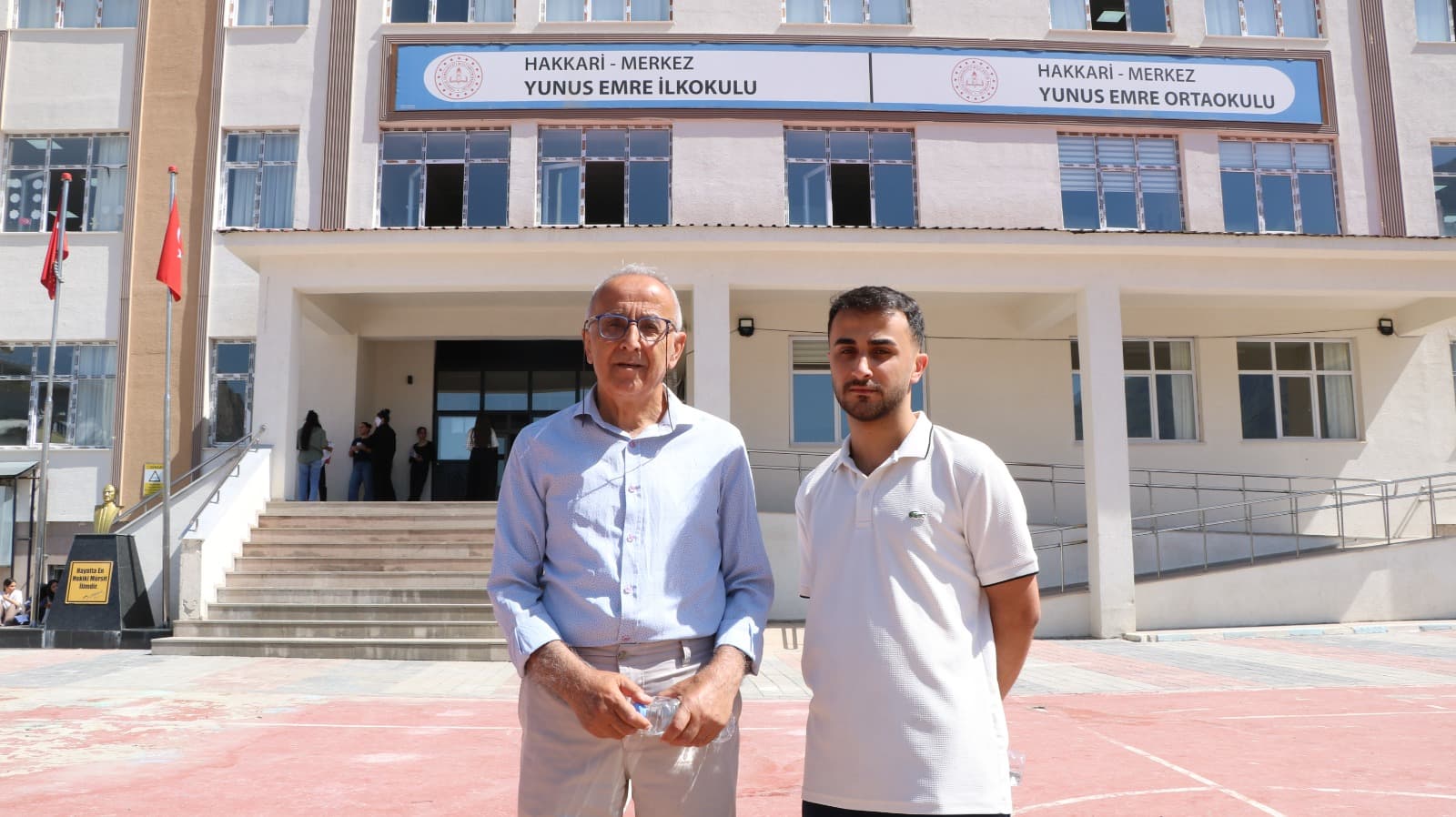 Hakkari’de emekli öğretmen, oğlu ile YKS heyecanını yaşadı