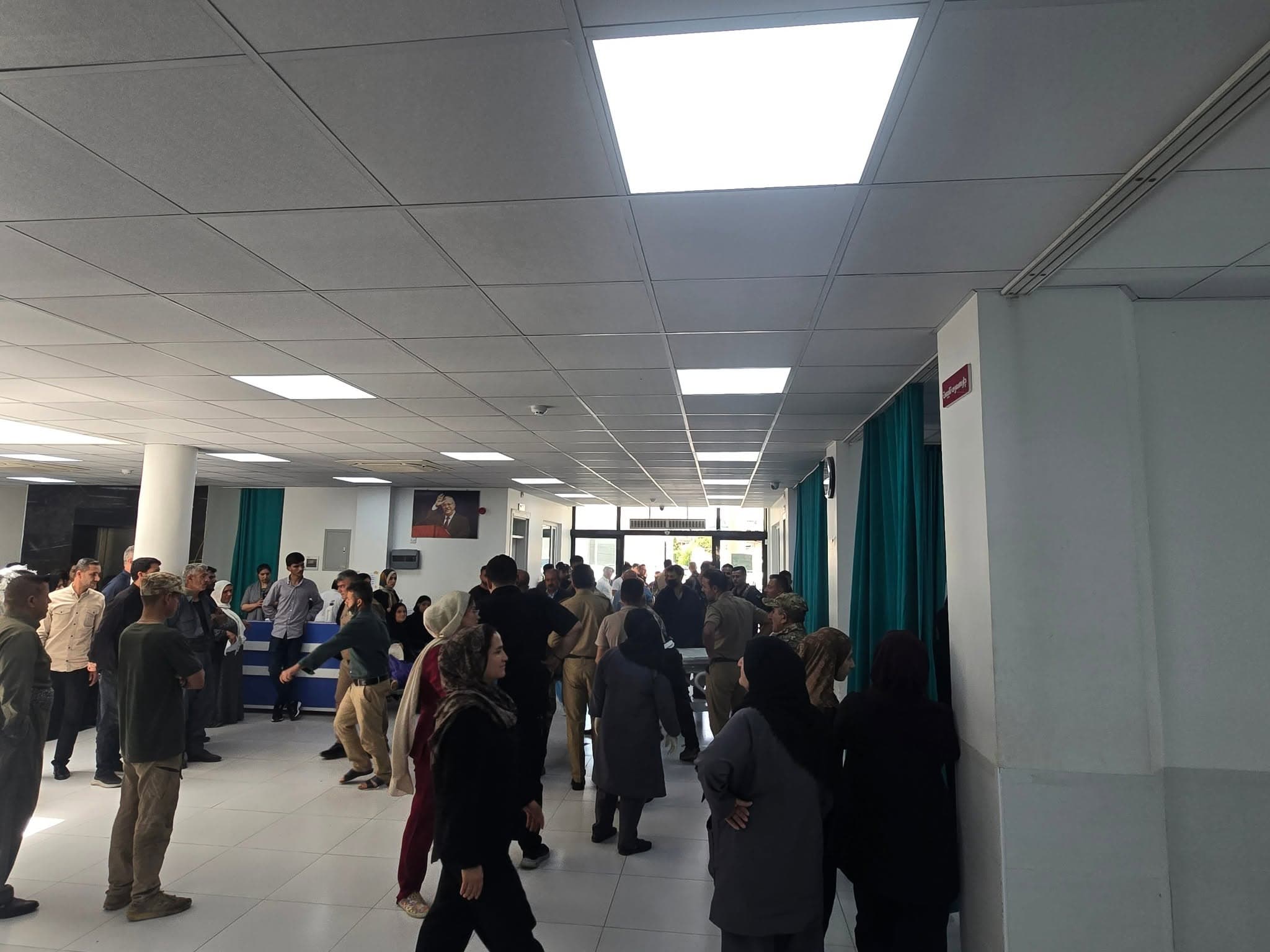 دیمەنێکی ساتی گەیاندنی قوربانییەکانی رووداوەکەی ئەمڕۆی دەڤەری راپەڕین بۆ نەخۆشخانە. وێنە: پەیجی تەندروستیی راپەڕین لە فەیسبووک