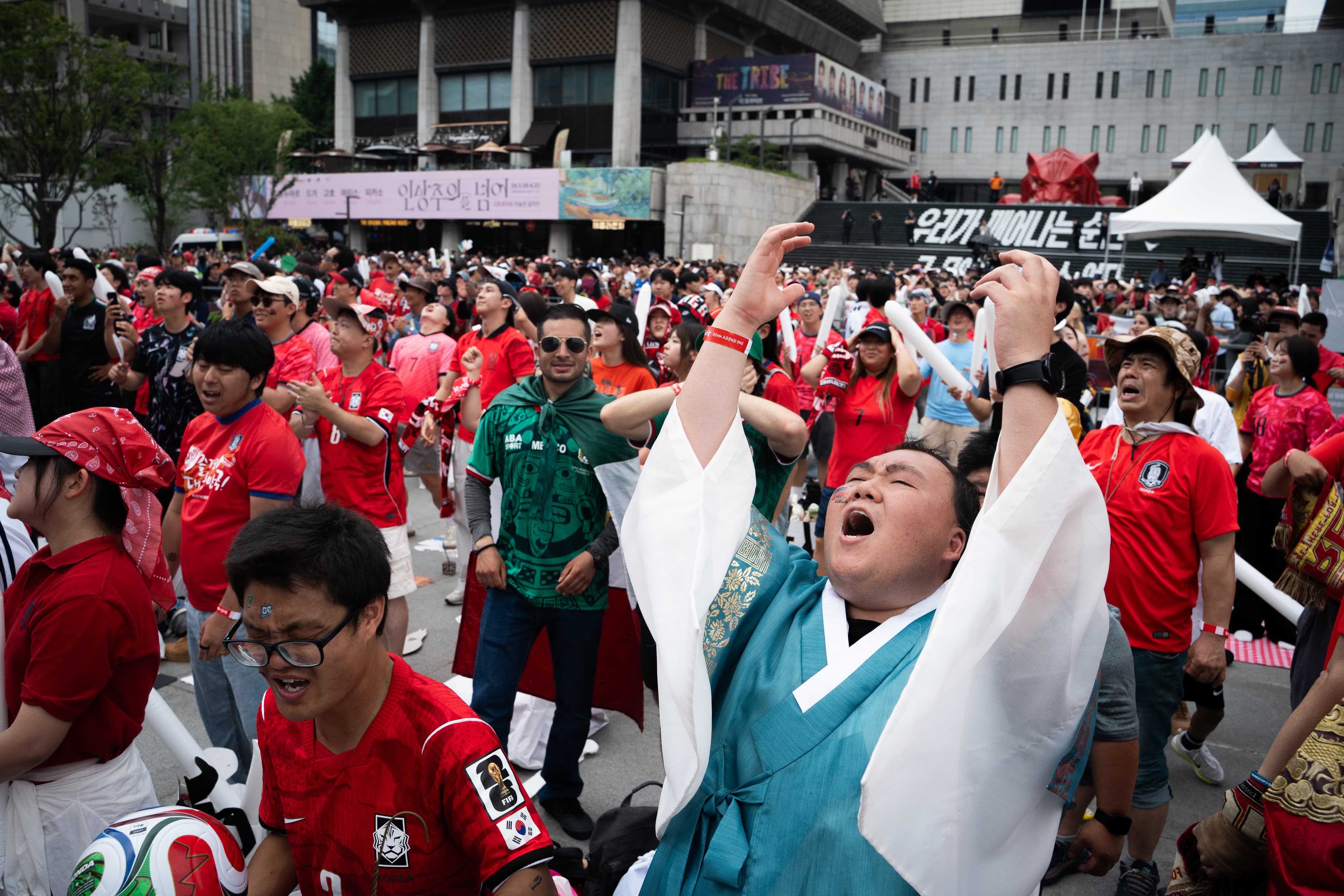 Seoul'de futbolseverler, 2026 FIFA Dünya Kupası A grubu maçında Meksika ile Güney Kore arasında oynanan karşılaşmayı dev ekrandan takip etti. / FOTO : AA