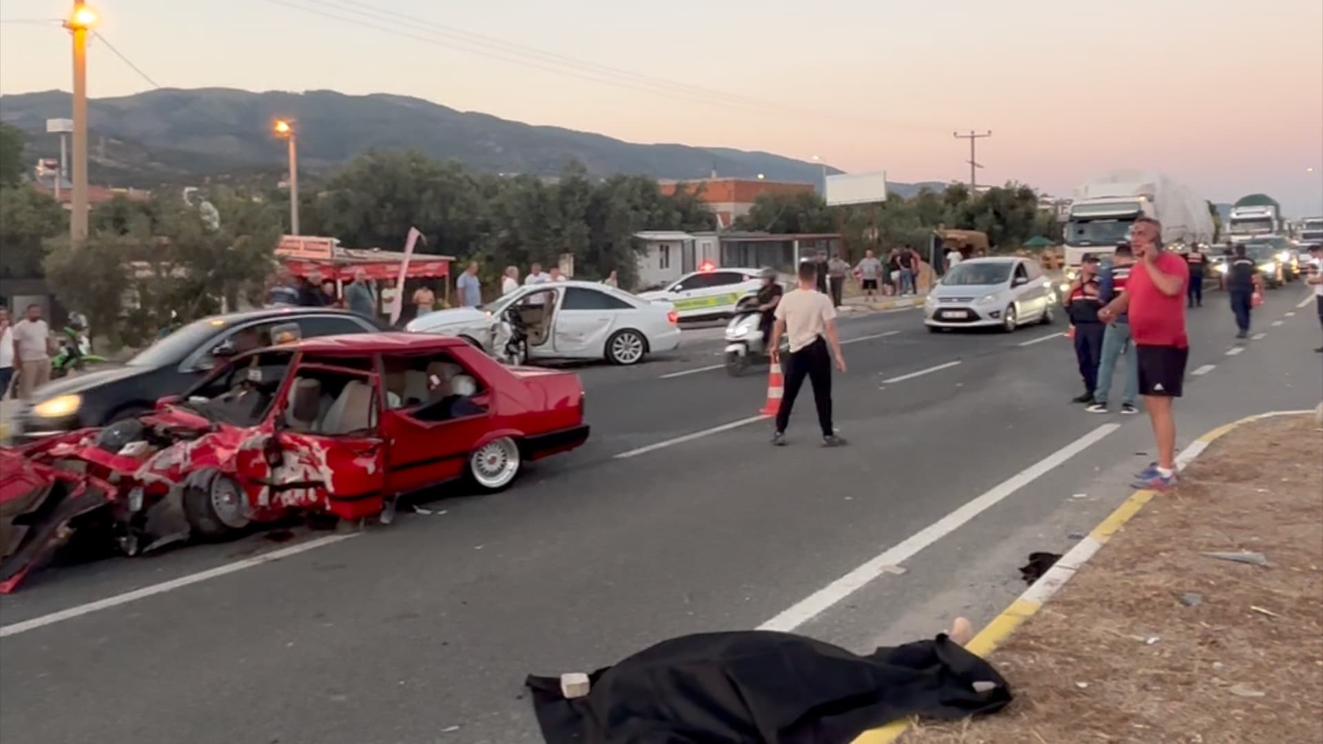 Balıkesir'de feci kaza: 2 can kaybı, 3 yaralı