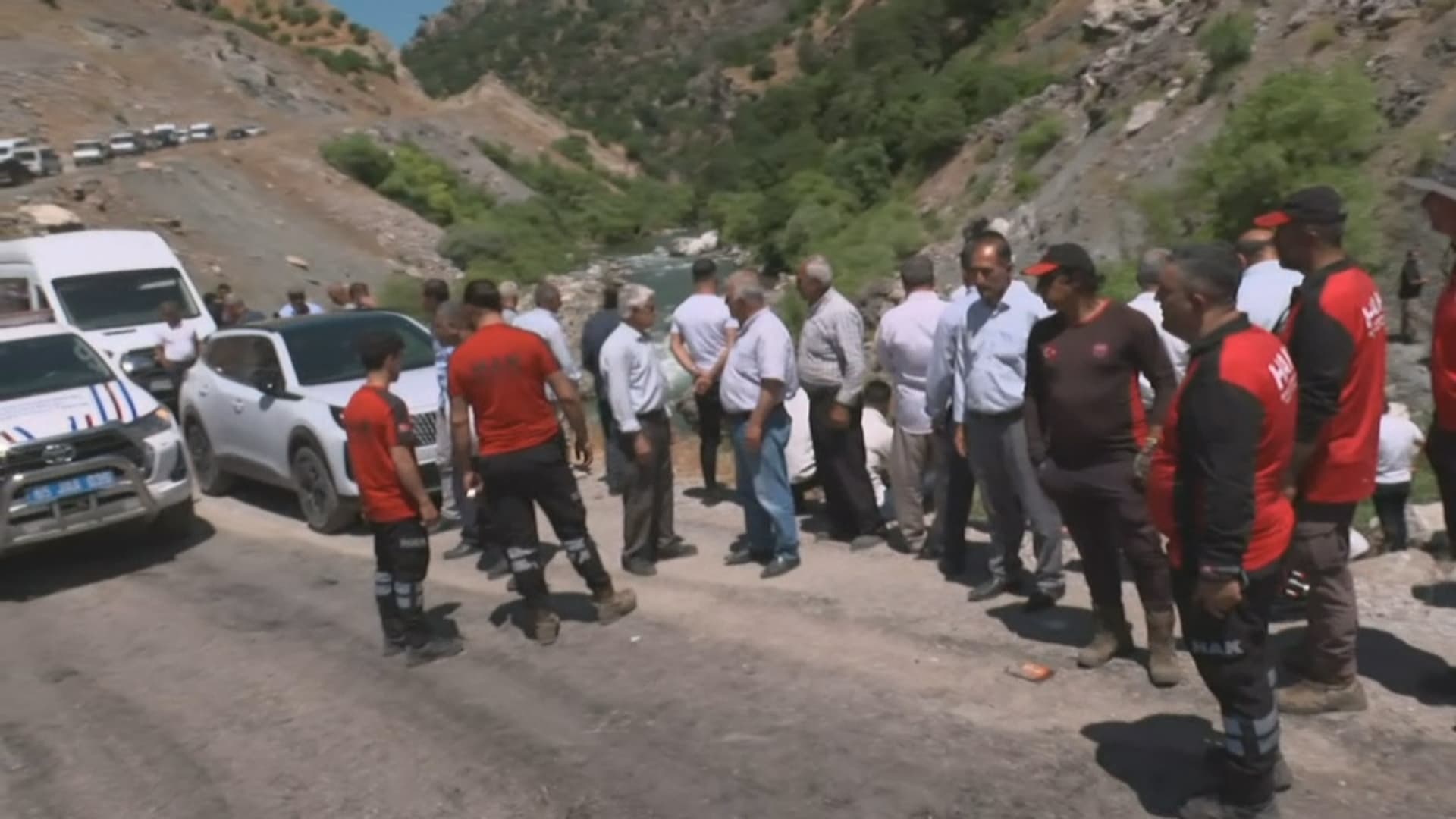 BEDLÎS - Seyran bû şîn: Du bira di çem de xeniqîn