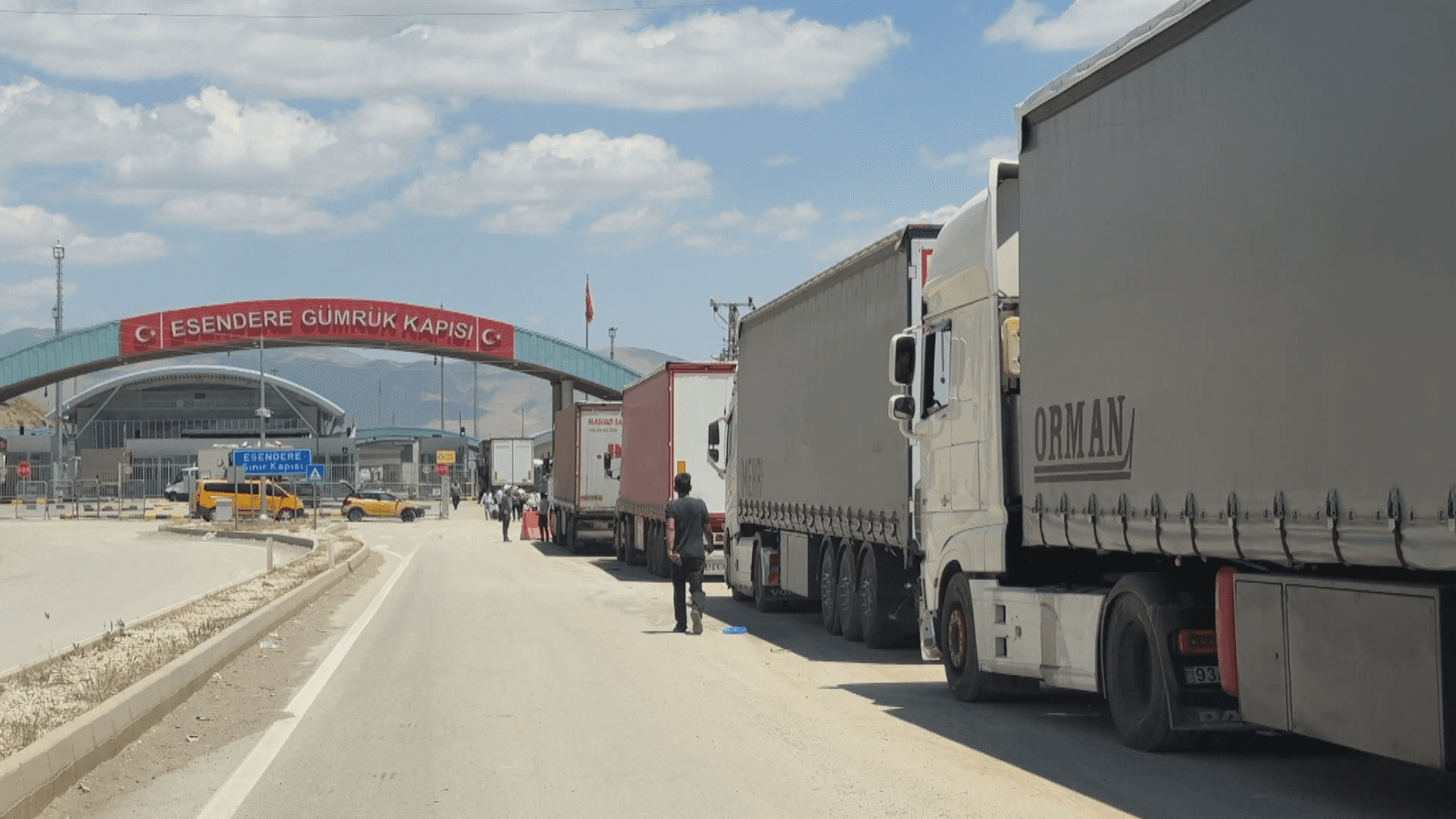 Truck drivers complain of long delays at Turkey-Iran border crossing