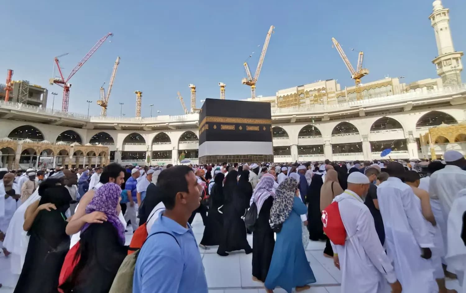 چەند عومرەکارێک تەواف بە دەوری کەعبەدا دەکەن