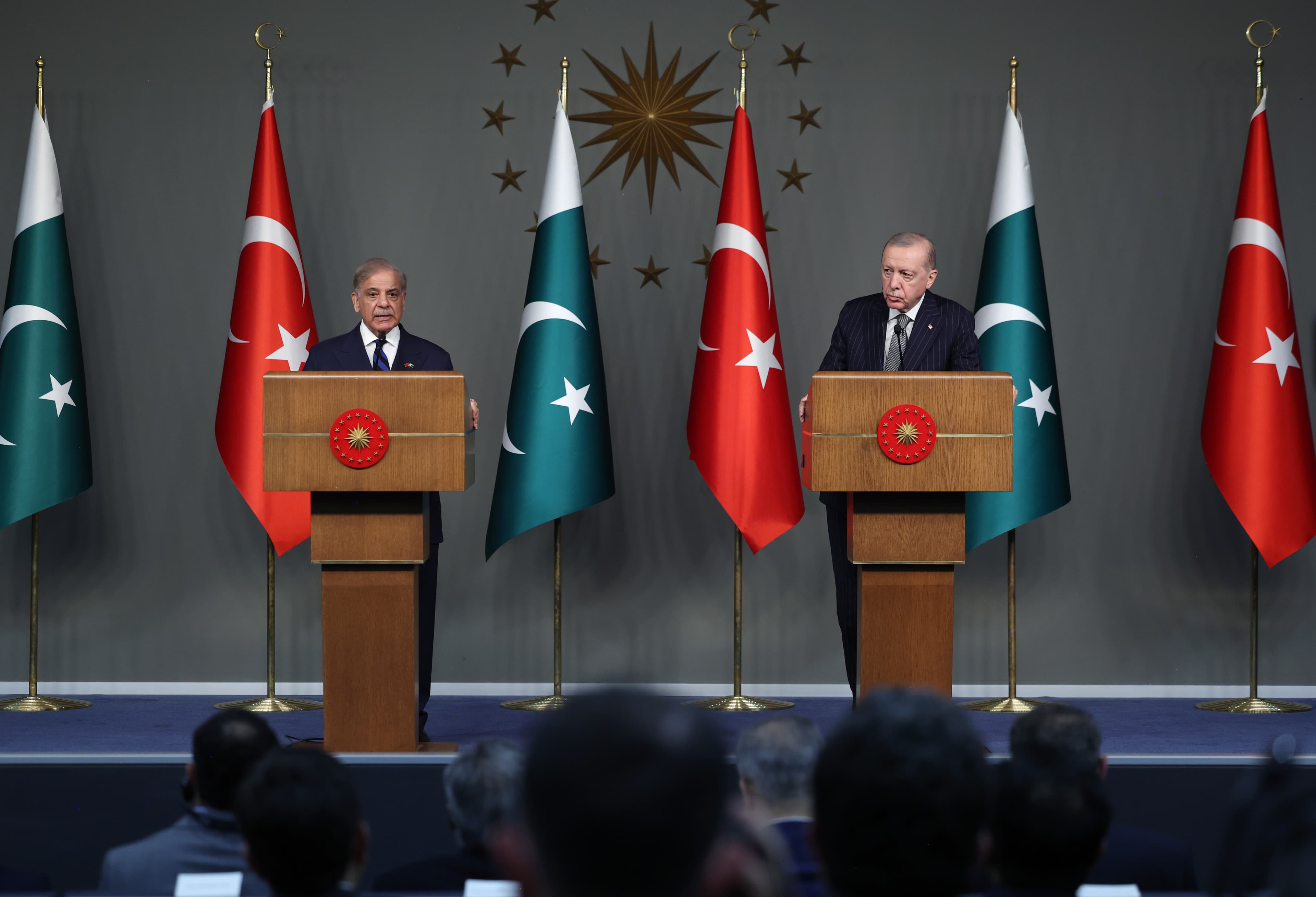 Türkiye Cumhurbaşkanı Erdoğan, Pakistan Başbakanı Şahbaz Şerif ile Vahdettin Köşkü'nde ikili ve heyetler arası görüşmelerinin ardından ortak basın toplantısı düzenledi. / AA