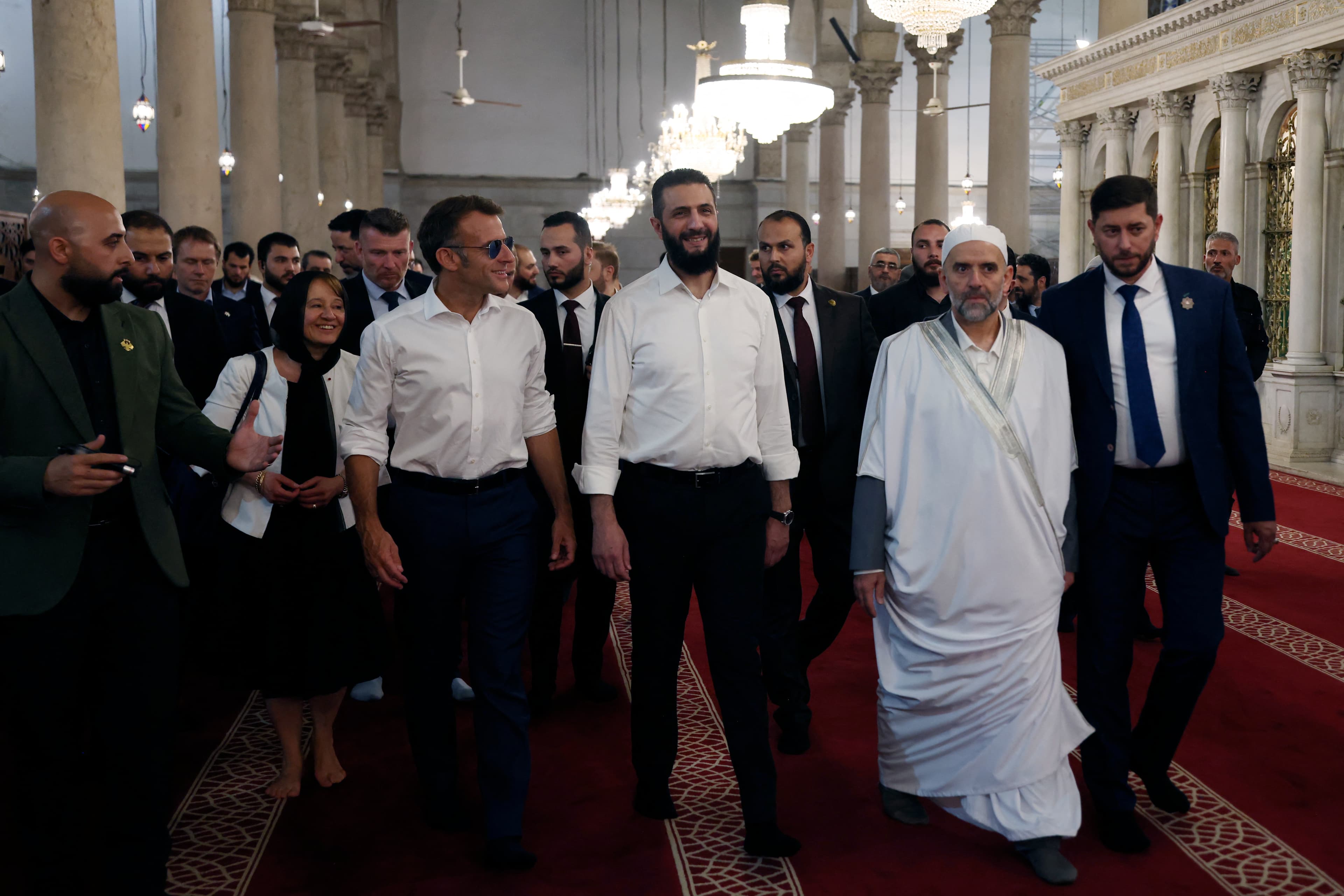 giden Fransa Cumhurbaşkanı Emmanuel Macron (solda), Suriye Cumhurbaşkanı Ahmed Şara ile birlikte tarihi Emevi Camisi ve eski Şam bölgesini ziyaret etti. / Foto: AFP