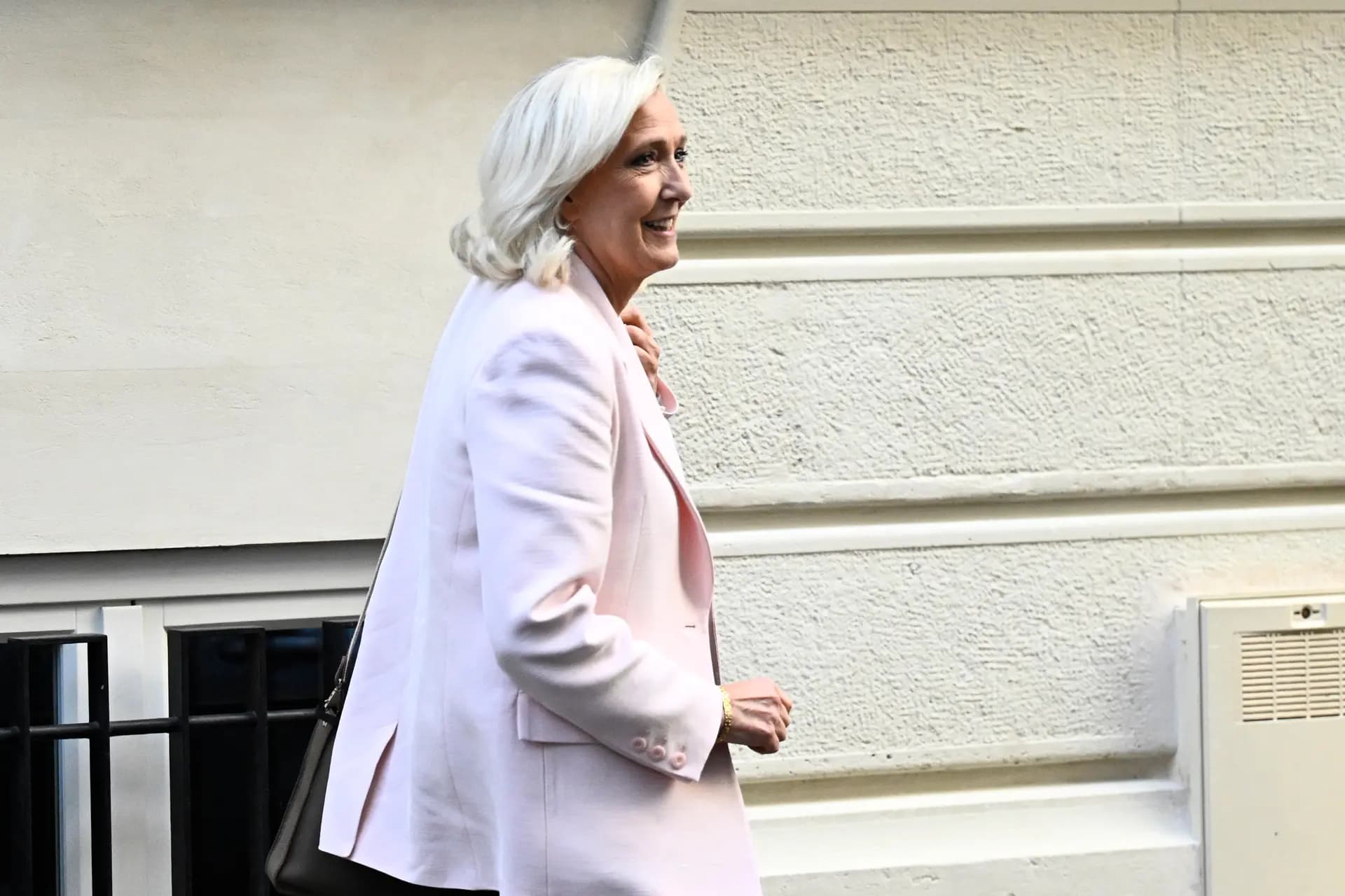 Mahkeme Marine Le Pen'e hapis cezası verdi, cumhurbaşkanlığı adaylığının önü açık