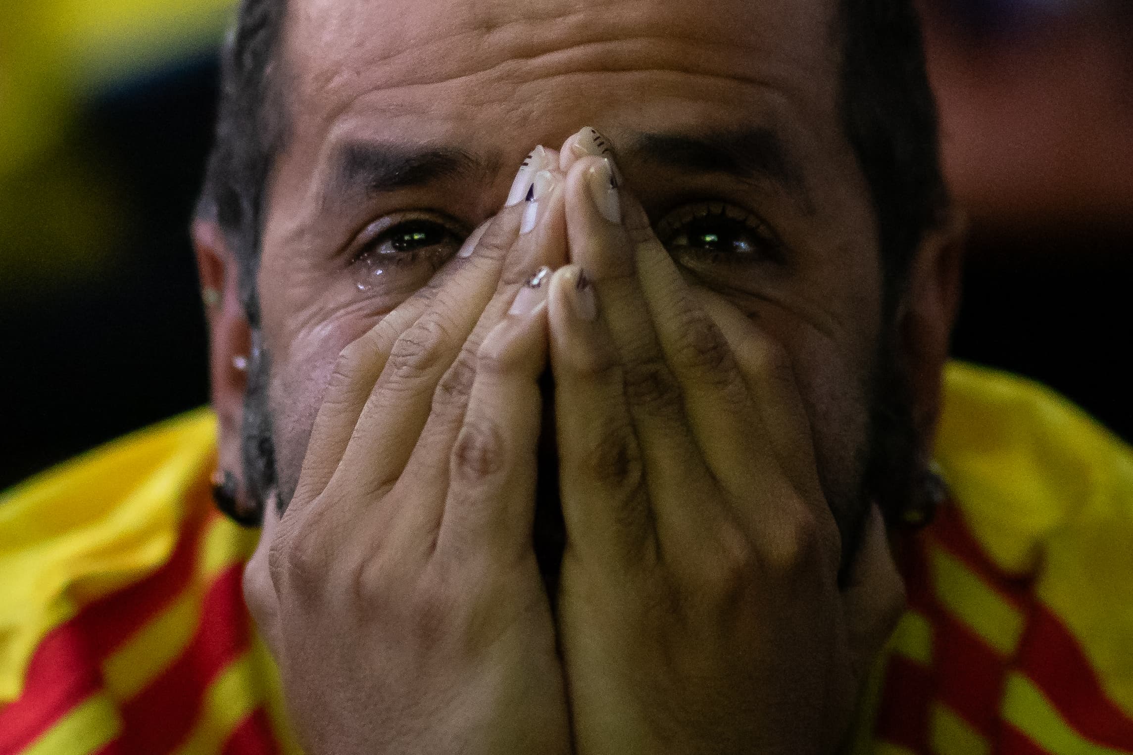 Alîgirekî Kolombiyayê li ser tîma xwe digirî / Wêne: Esteban Vega La-Rotta / AFP