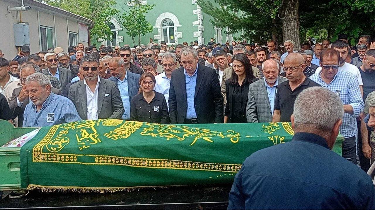 KARS- Tuncer Bakırhan, yeğeninin cenazesine katıldı