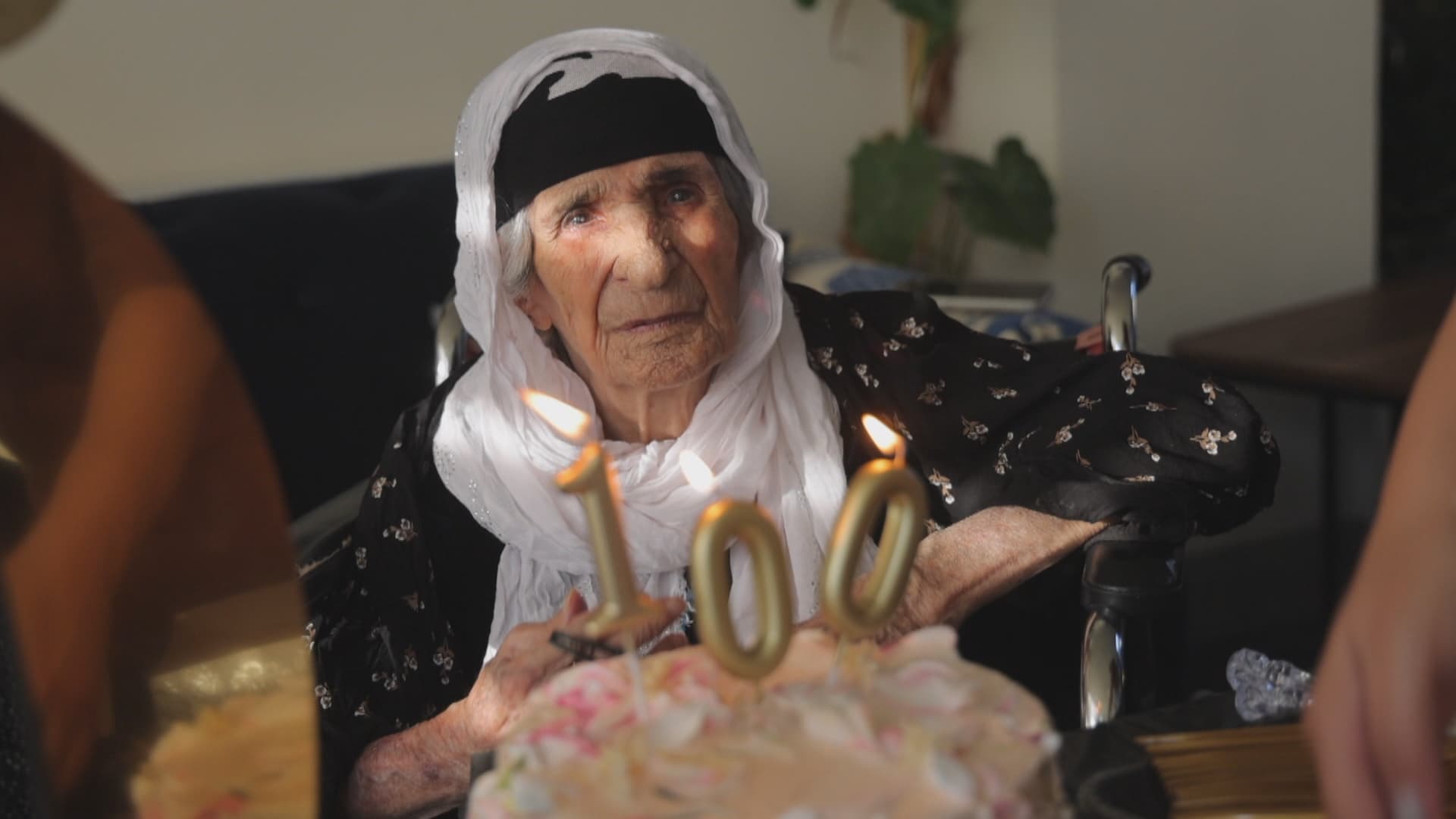 لە خانەی بەساڵاچووانی سلێمانی مۆمی 100 ساڵەی تەمەنی ئایشەخان کوژێندرایەوە