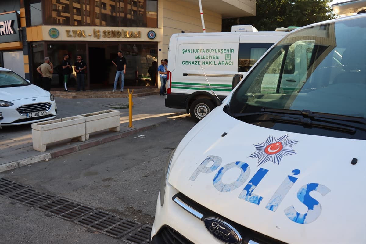 Urfa'nın Haliliye ilçesinde bir doktor, kaldığı misafirhanesindeki odasında ölü bulundu. Ekipler olay yerinde çalışma yaptı. / Foto: AA
