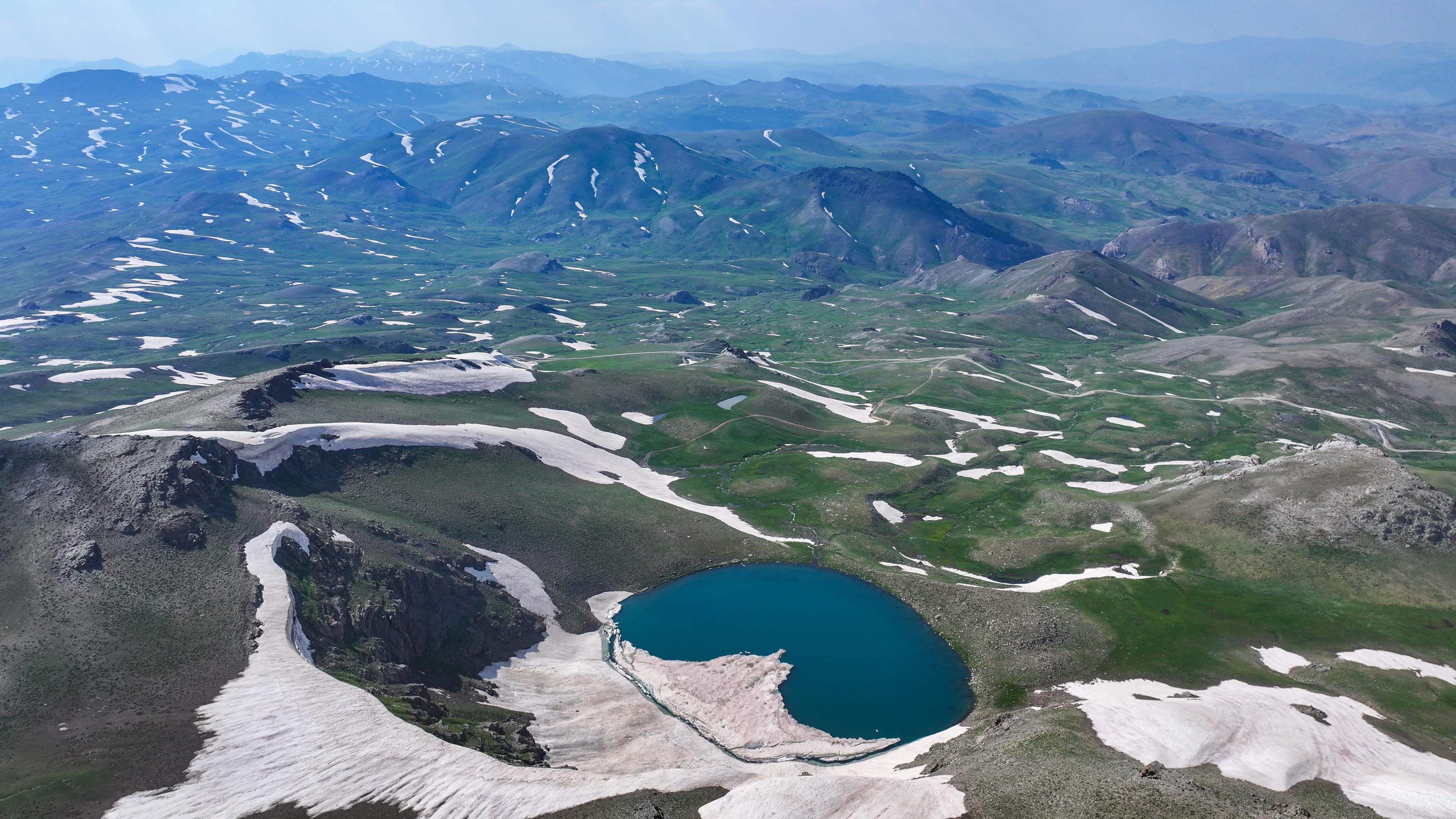 ŞIRNAK- Faraşin Yaylası menderesleri, çayırları ve gölleriyle ziyaretçilerini bekliyor