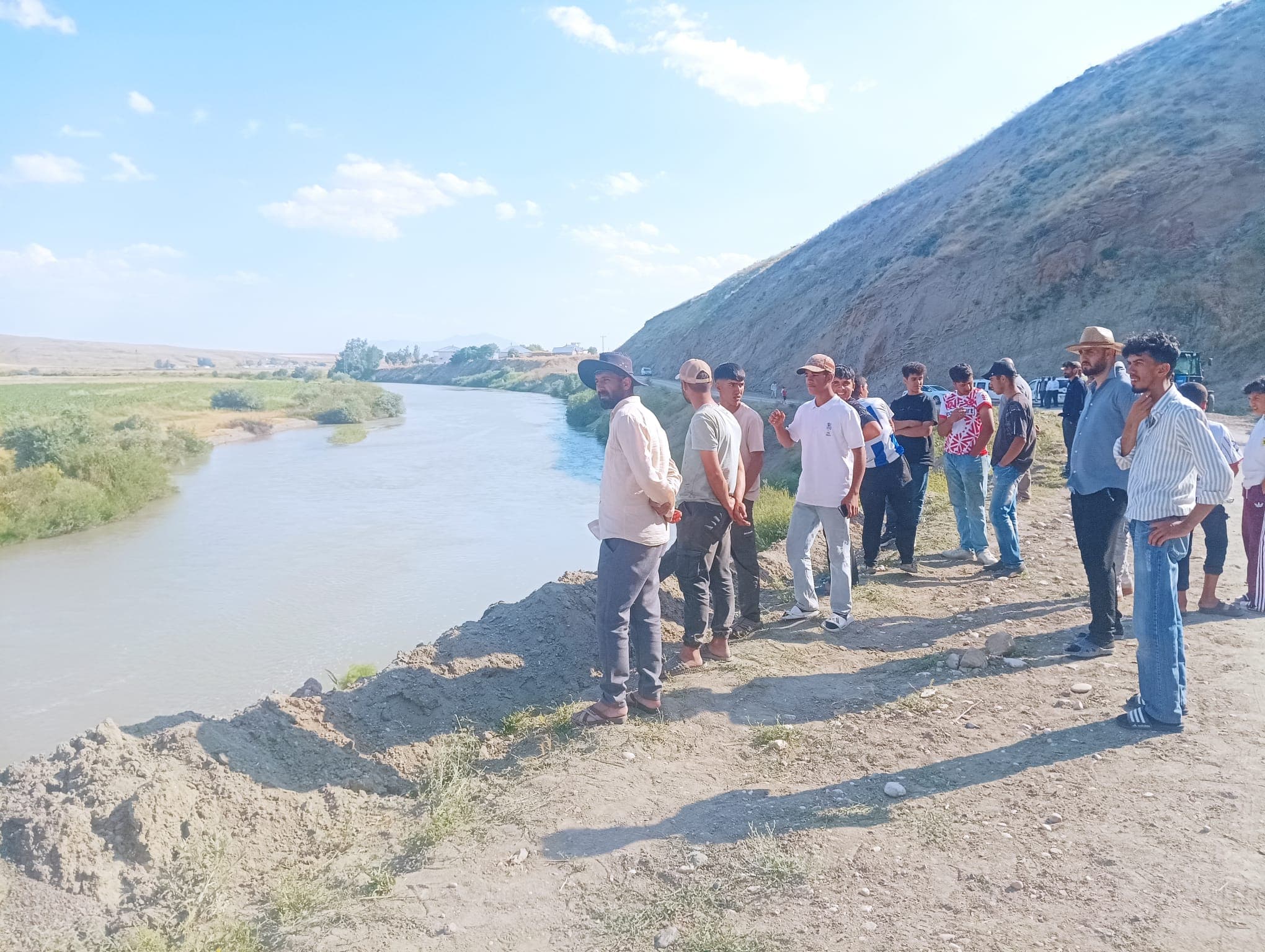 MÛŞ - Xwişka 8 salî xeniqî, birayê 6 salî winda ye