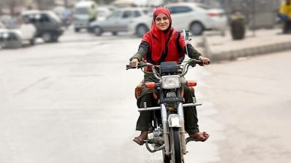 لە ئێران مۆڵەتی لێخوڕینی ماتۆڕسکیل بە ژنان دەدرێ