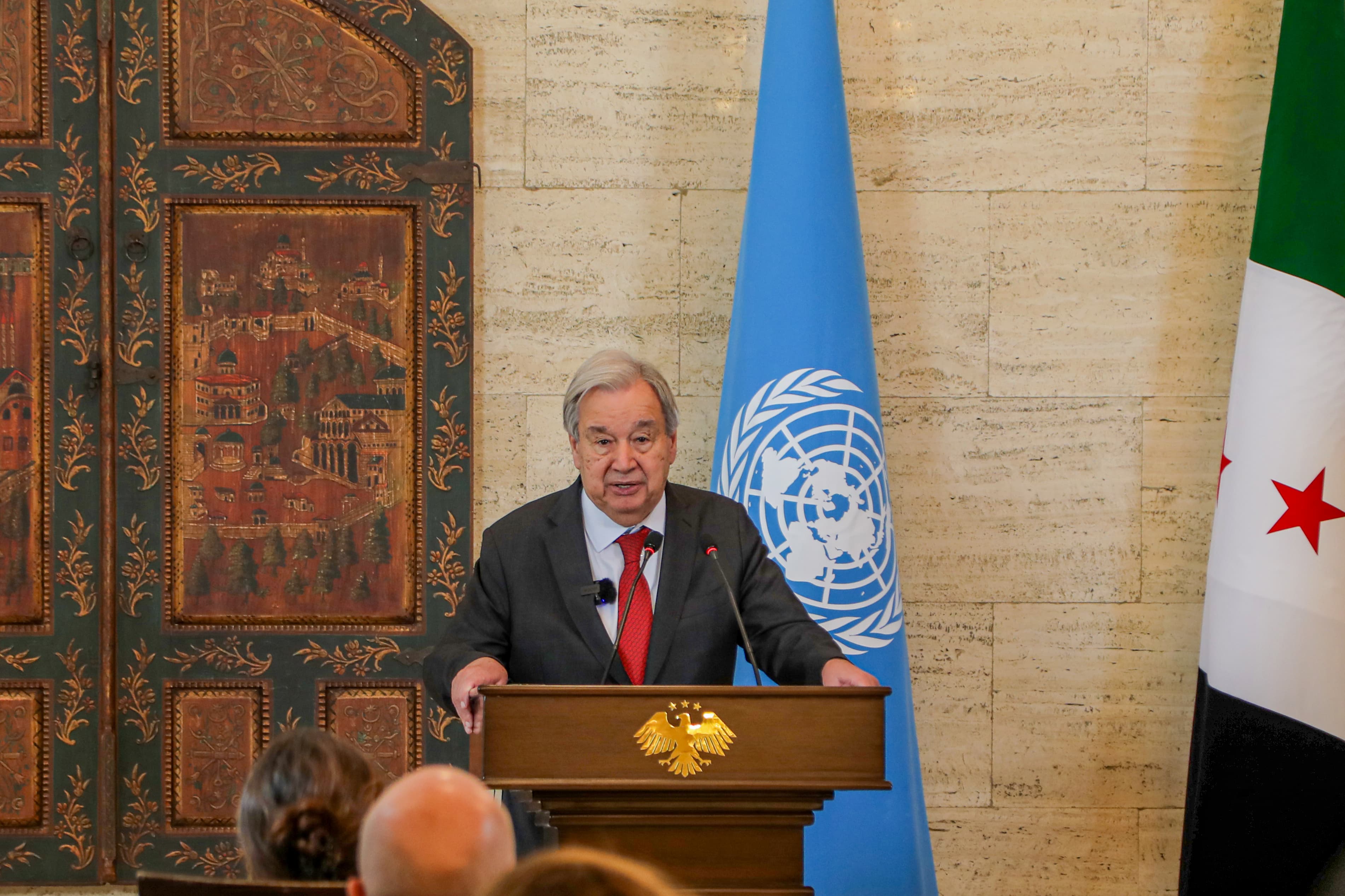 Guterres (solda) ve Şeybani, Şam'da yaptıkları görüşmenin ardından ortak basın toplantısı düzenledi.