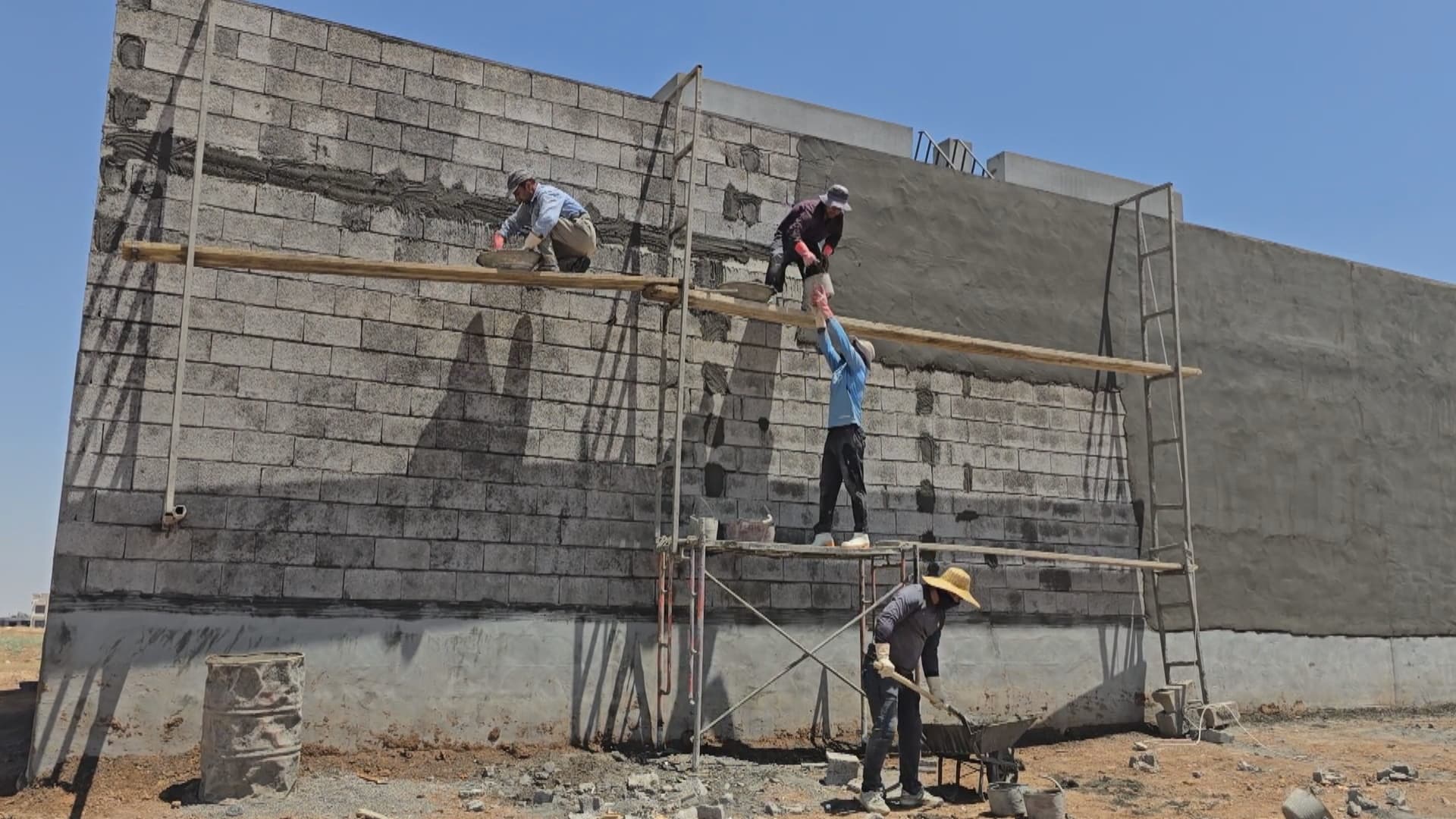 چیرۆکی ئەو کرێکارانەی لە گەرمای تەممووزدا کار دەکەن